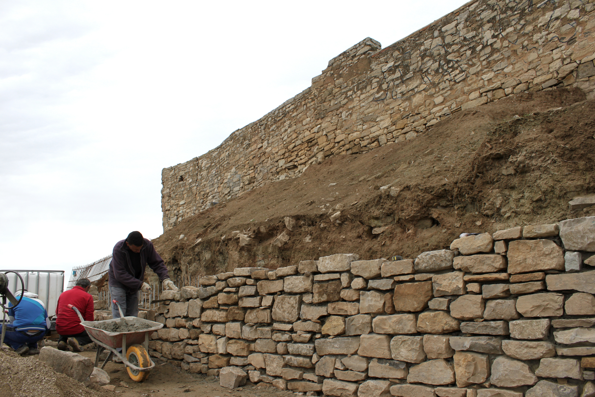 La darrera campanya arqueològica al castell de Tàrrega permet fixar l’antic perímetre de la fortalesa medieval