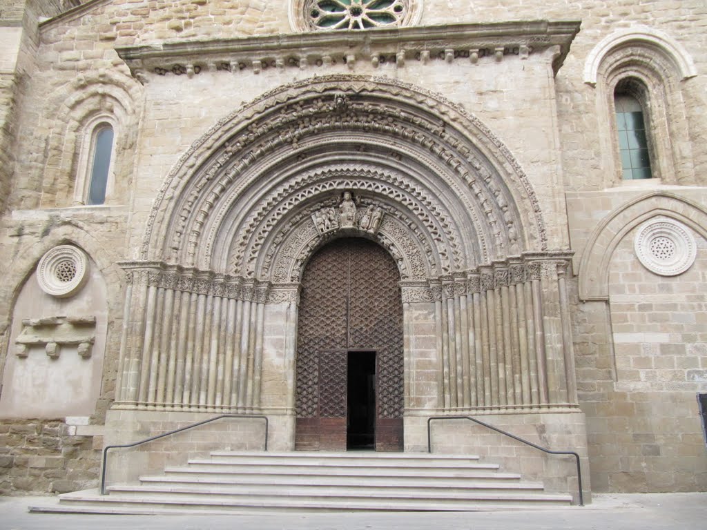 Llum verda a la restauració  de la portalada de Santa Maria d’Agramunt
