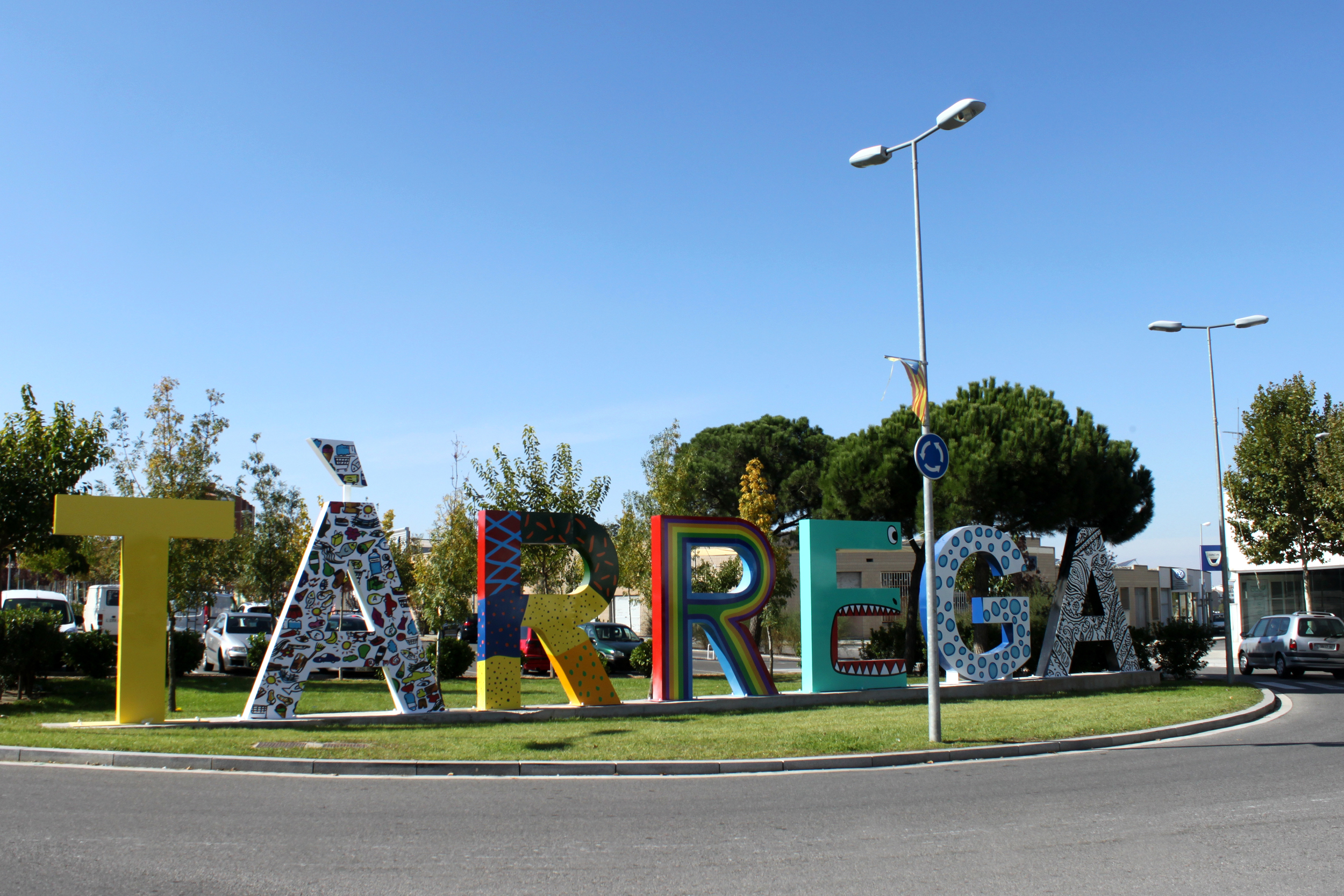 Tàrrega renova el gran rètol identificatiu de la ciutat mitjançant els alumnes de soldadura del Centre de Formació La Solana