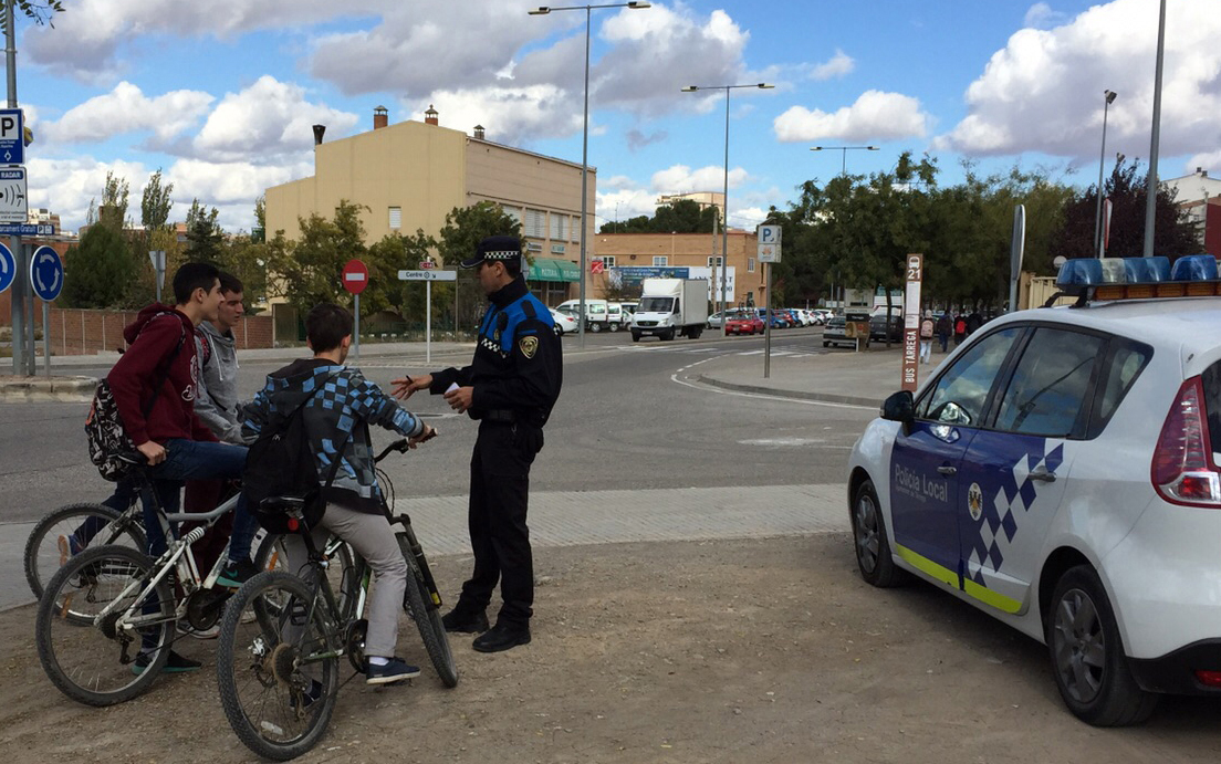La Policia Local de Tàrrega posa en marxa una campanya per millorar la convivència entre ciclistes i vianants a l’espai públic