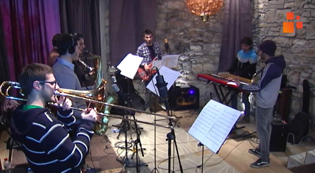 La banda de música jamaicana targarina The Targarians han denunciat el robatori d’instruments, material musical i l’equip de so