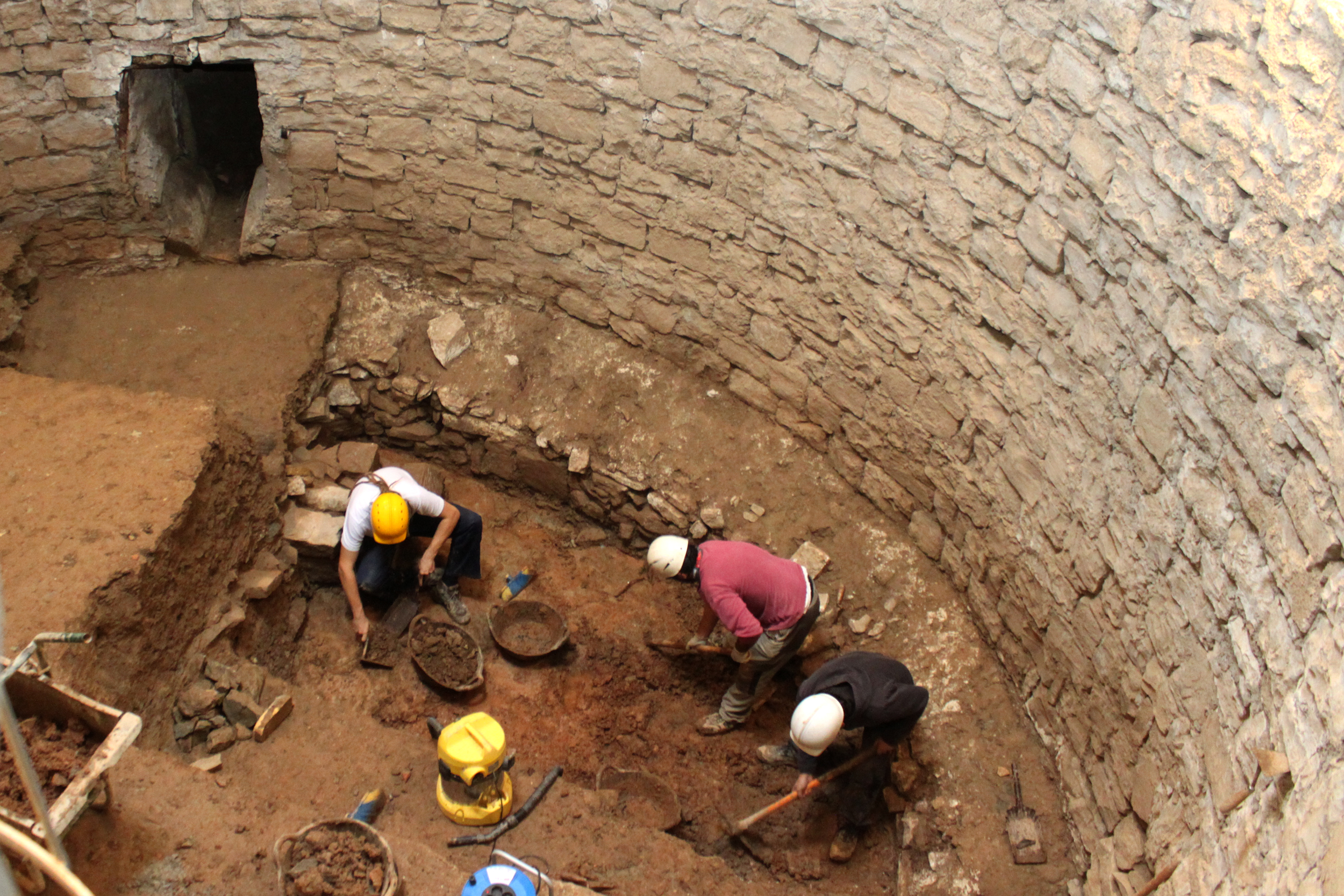 Tàrrega finalitza la campanya arqueològica a l’antic pou del gel, la qual ha deixat a la vista el fons original de l’estructura