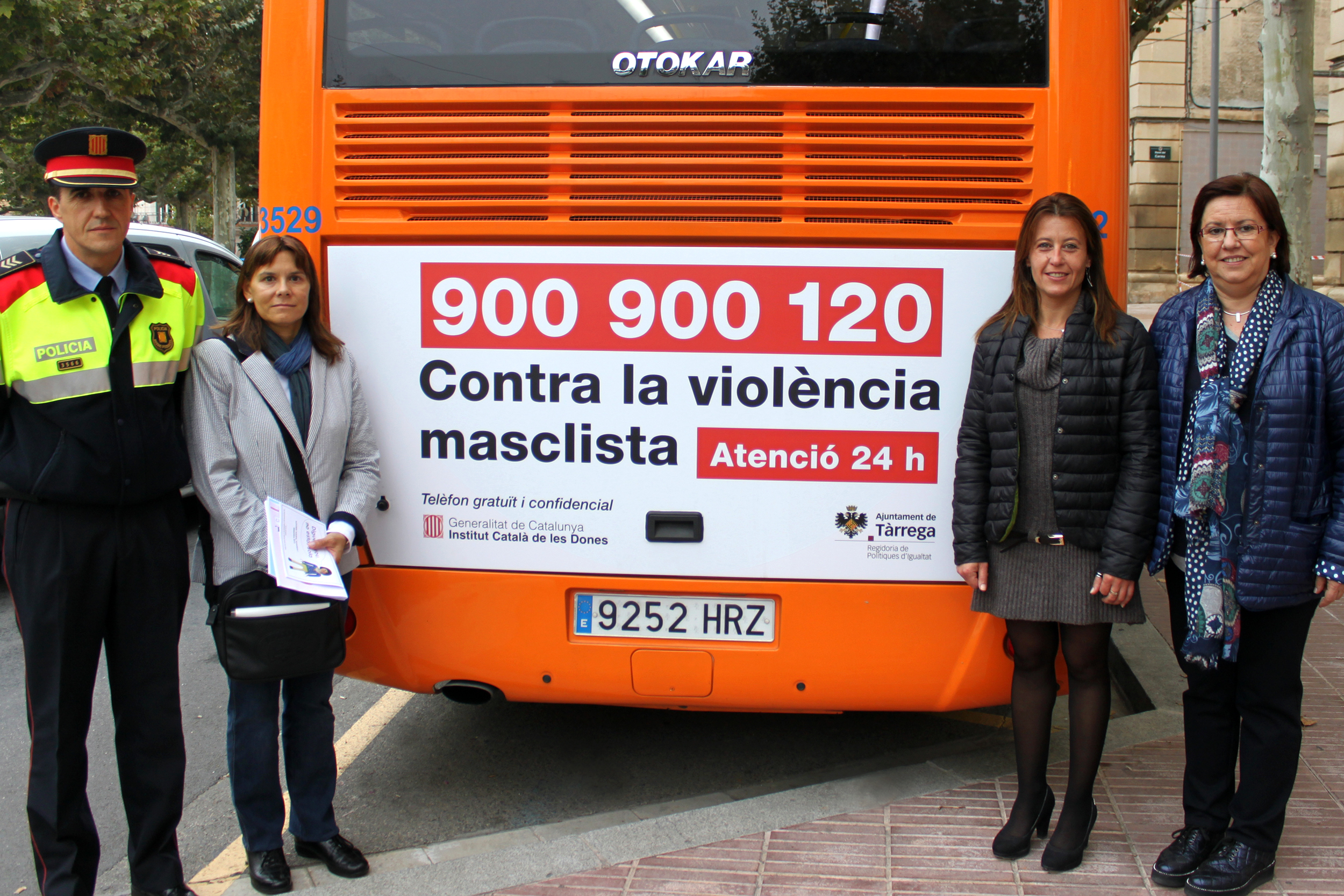 Anunci al bus urbà municipal de Tàrrega per promoure el telèfon d’atenció a les víctimes de violència masclista