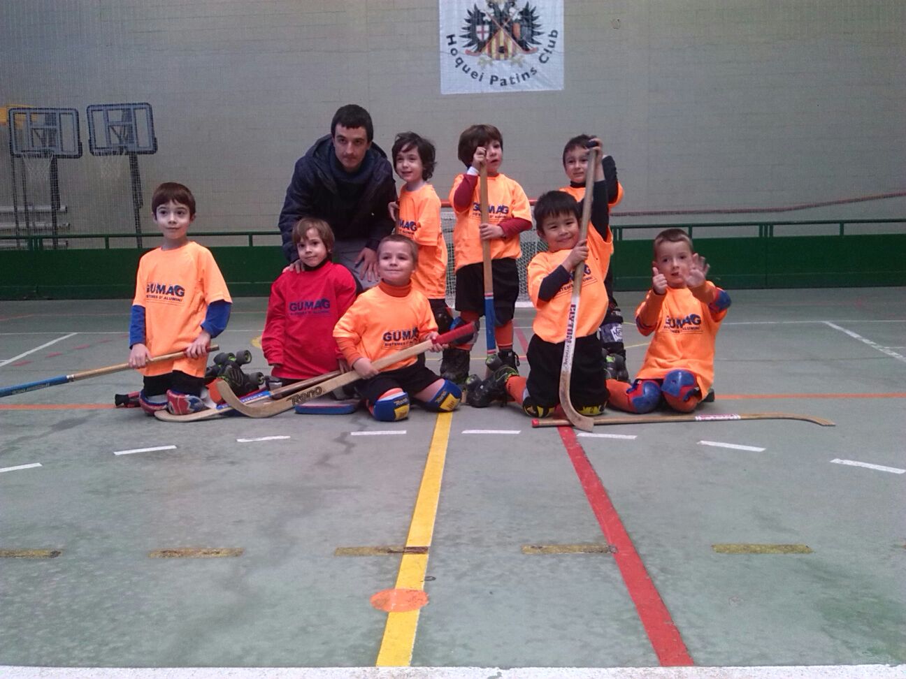 Els nens de 4 i 5 anys del Tàrrega Hoquei Patins Club s’estrenen amb el seu primer partit