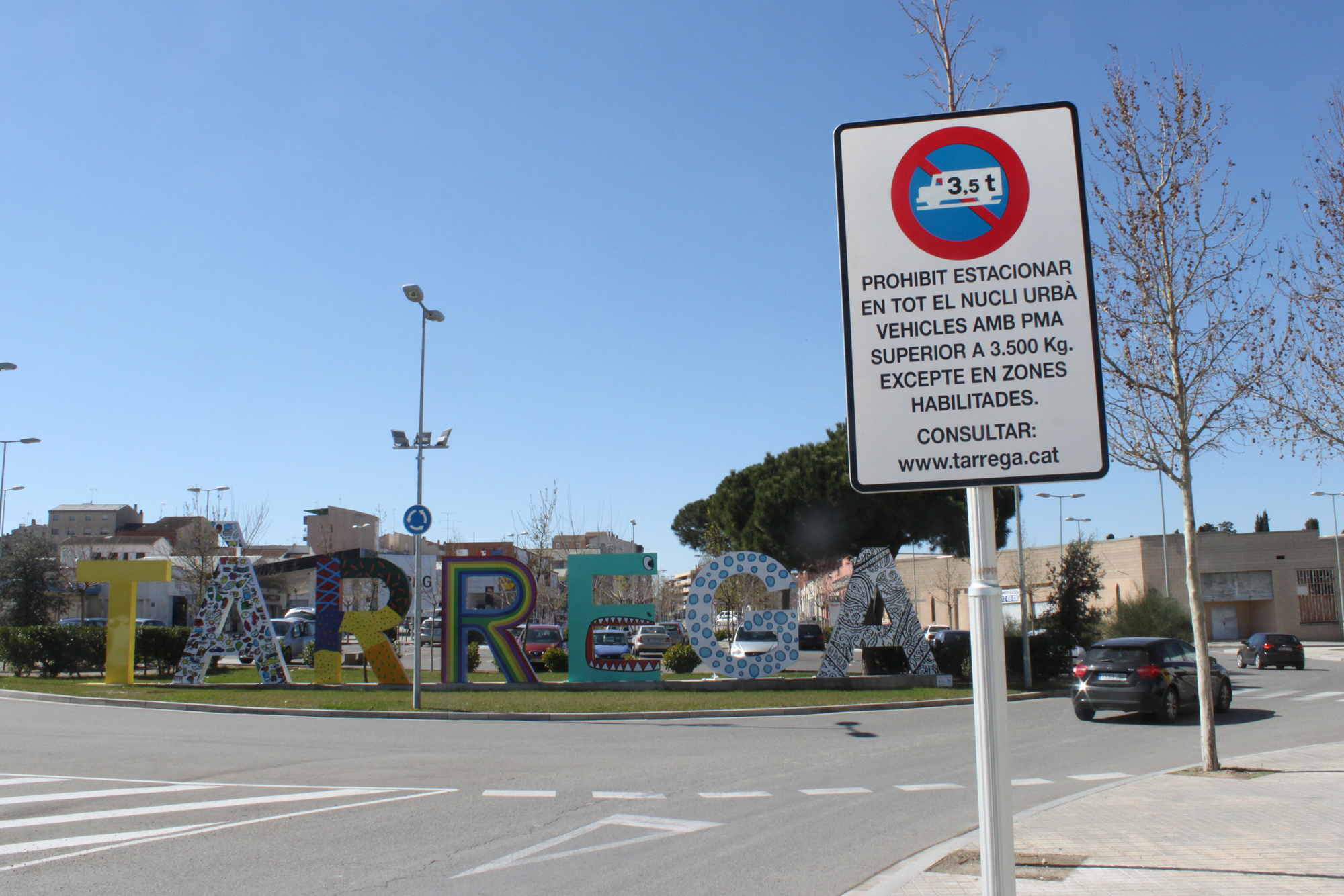 Tàrrega aplica la prohibició d’estacionar camions dins el nucli urbà tret d’una desena de punts habilitats