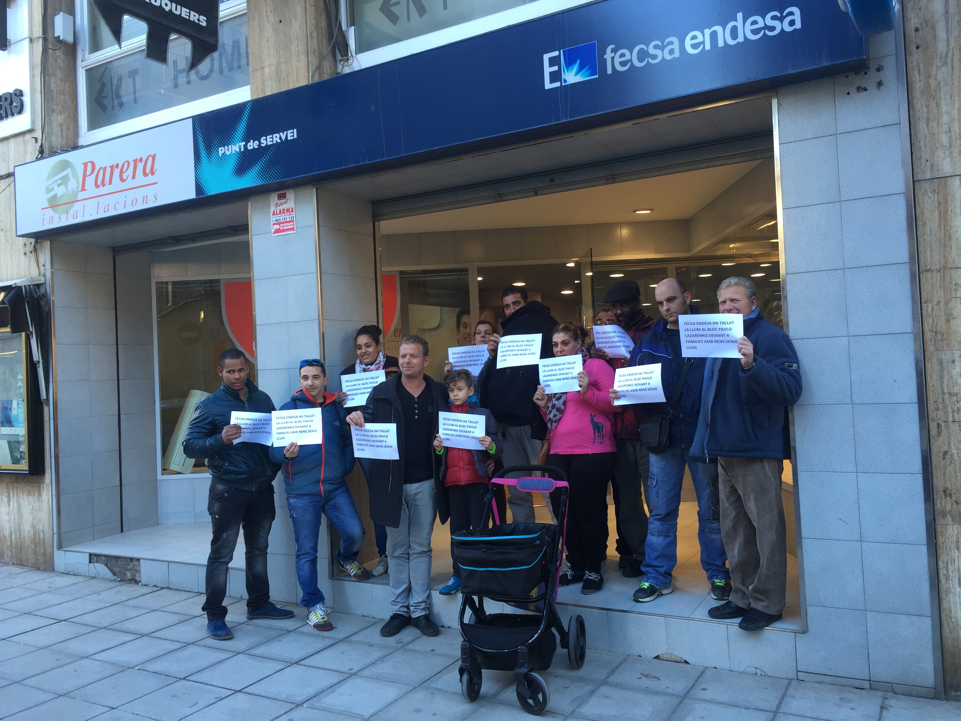 Tallen el subministrament elèctric del bloc de pisos ocupat a Tàrrega