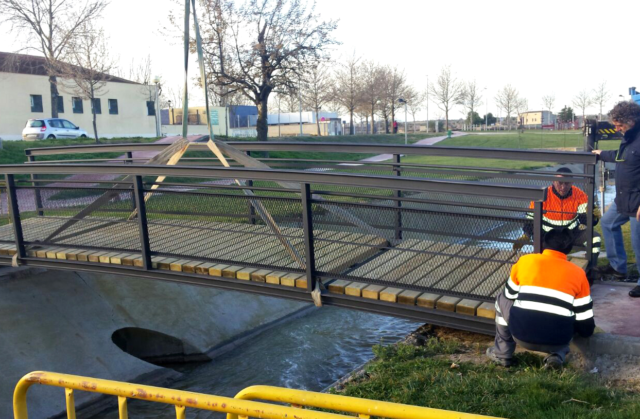 L’Ajuntament de Tàrrega substitueix el pontó de vianants sobre l’Ondara que destrossà la riuada del passat novembre