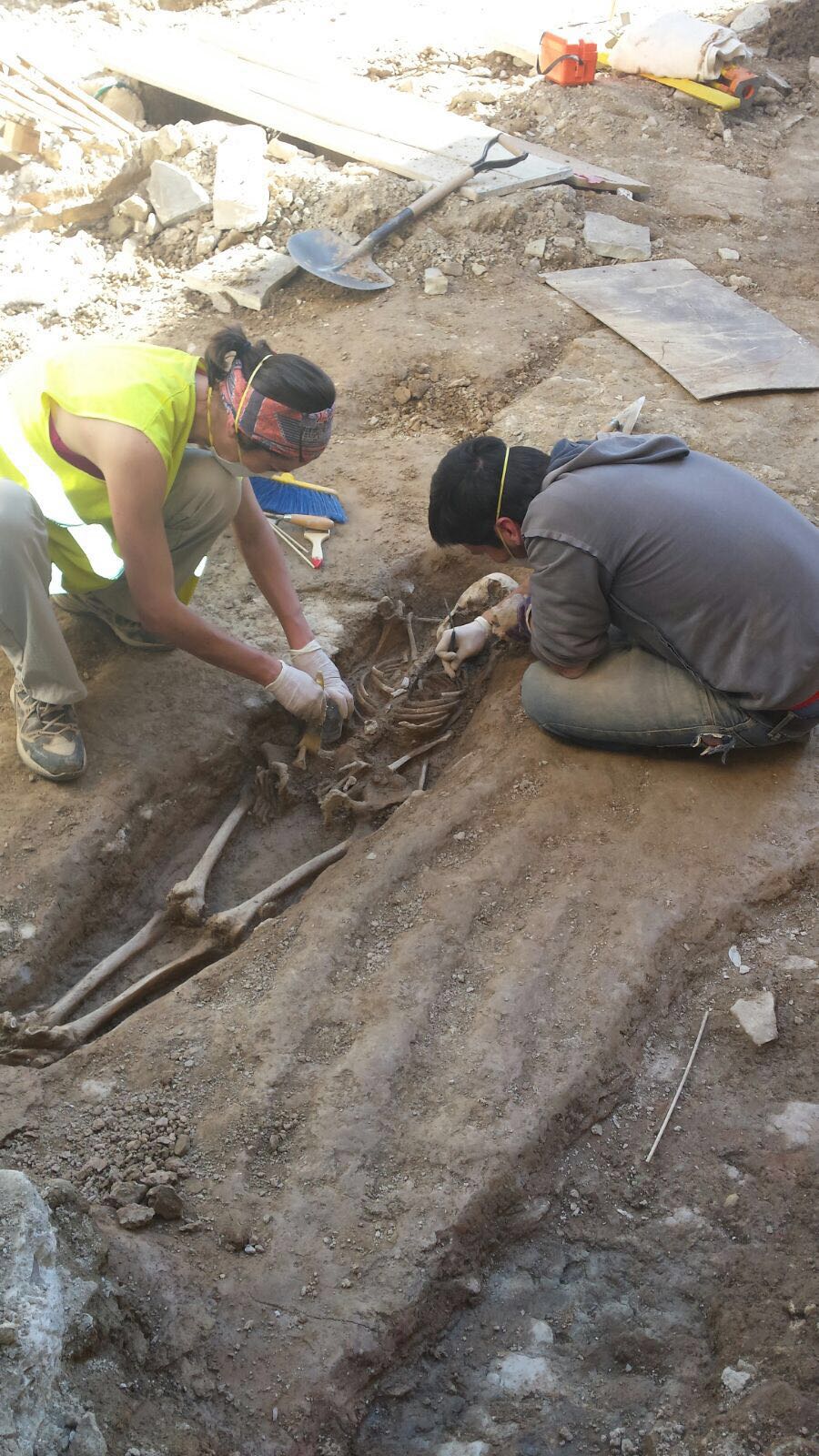 Troben quatre esquelets durant les obres del carrer Bisbal de Guissona