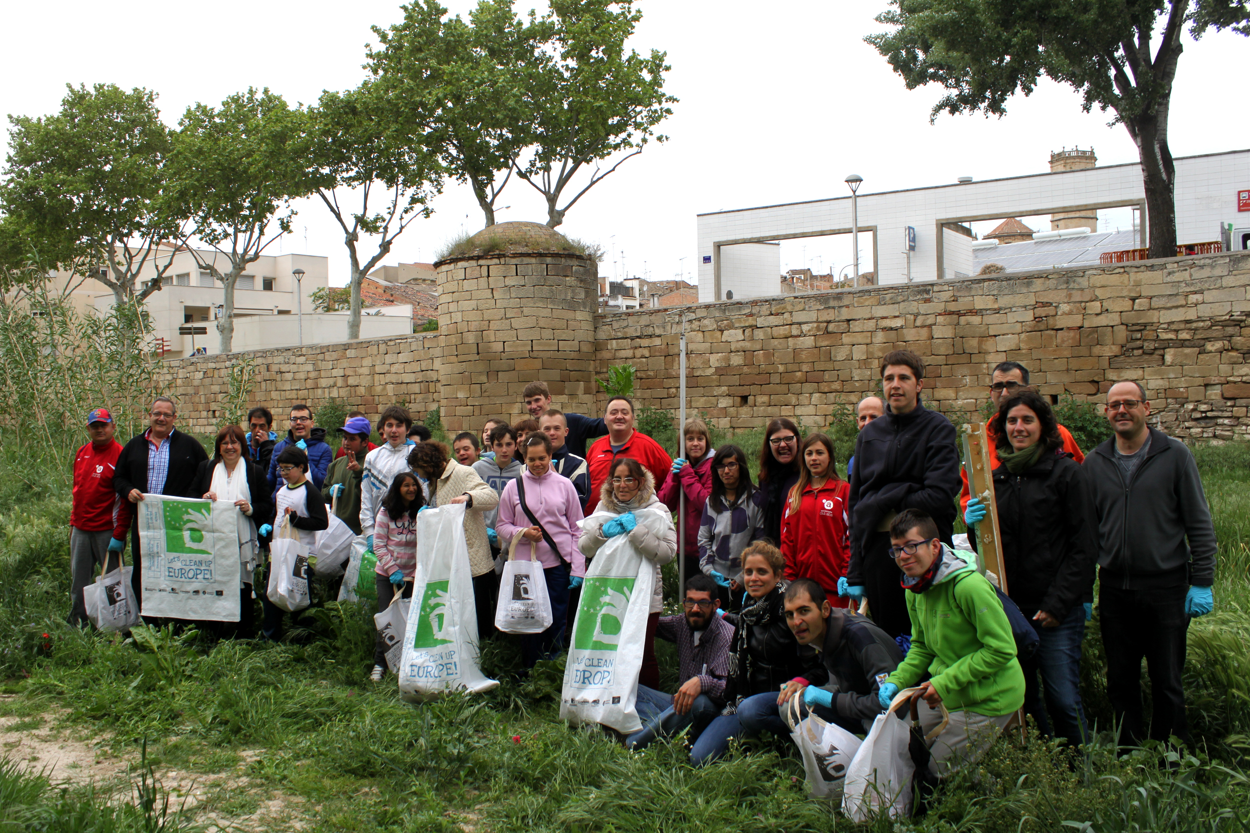 Acció de neteja mediambiental a Tàrrega amb una vuitantena de voluntaris de l’Associació Alba