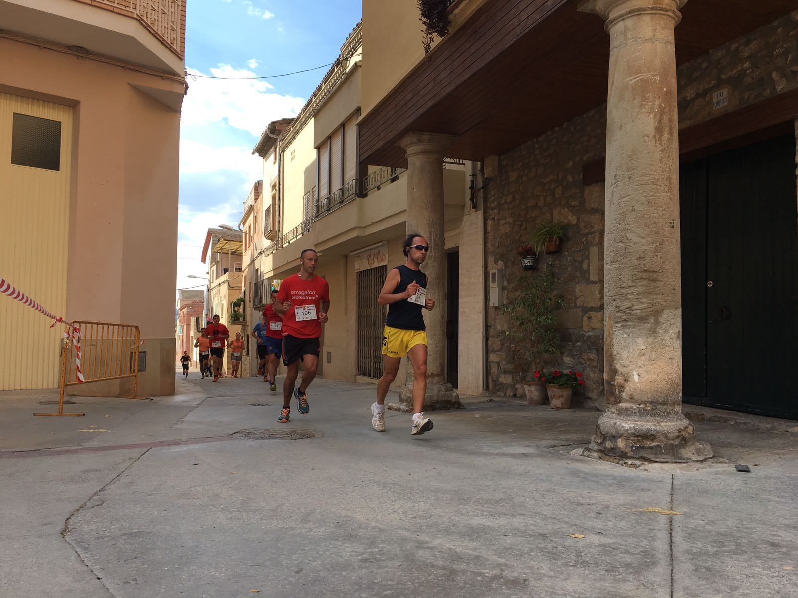 Francesc Gassó i Rosamari Carulla, guanyadors de la  cursa de 10 kilòmetres, i Gerard Costa i Isabel Pascual, en la de 5 kilòmetres de La Donem Sang de Bellpuig