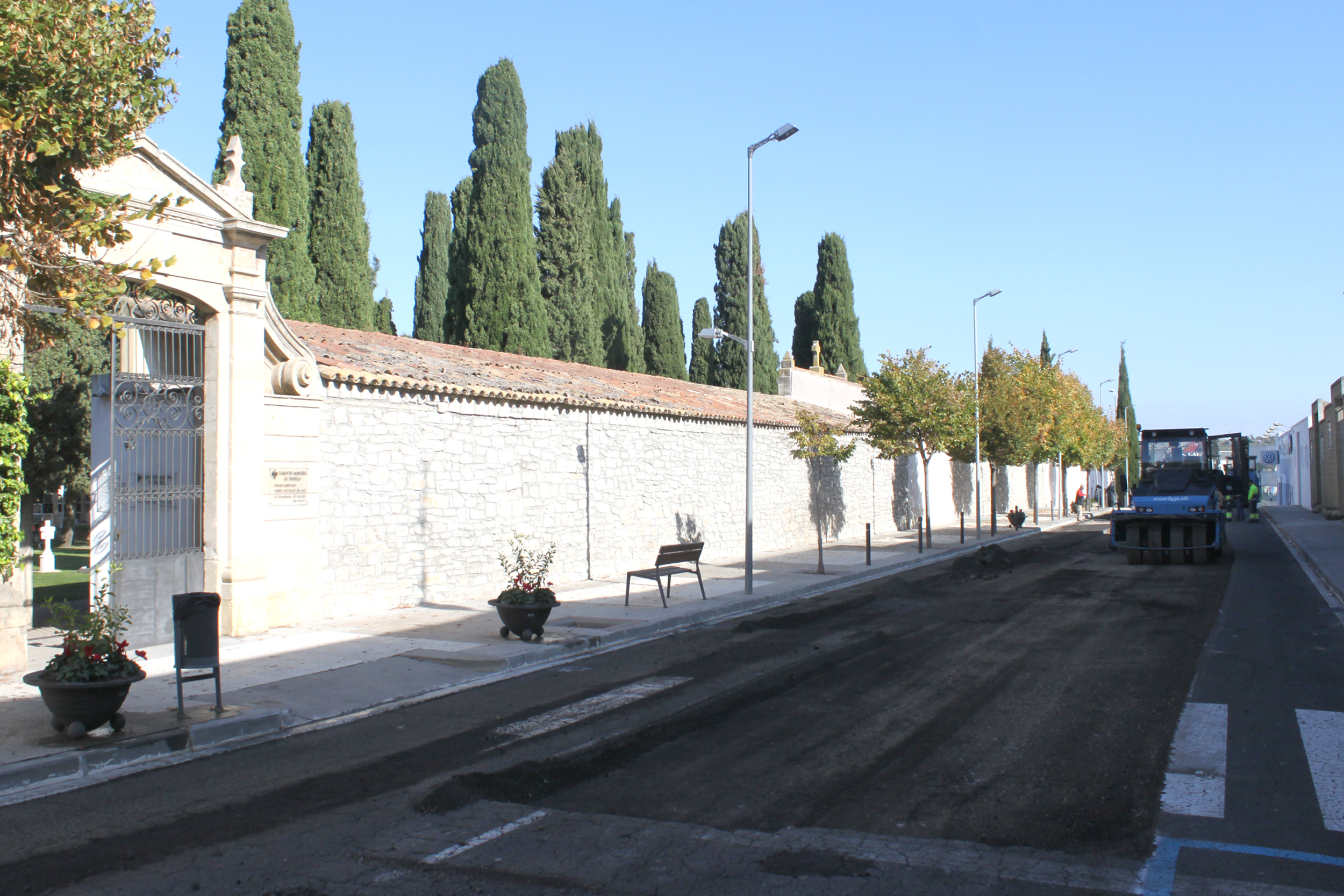 L’Ajuntament de Tàrrega renova el ferm del carrer de Ferran Saperes, principal via d’accés al cementiri municipal