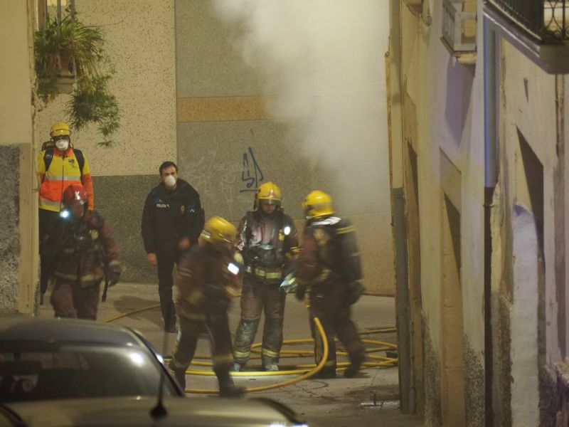 Els Bombers de la Generalitat treballen en un incendi de vegetació, ja estabilitzat, a Vallbona de les Monges