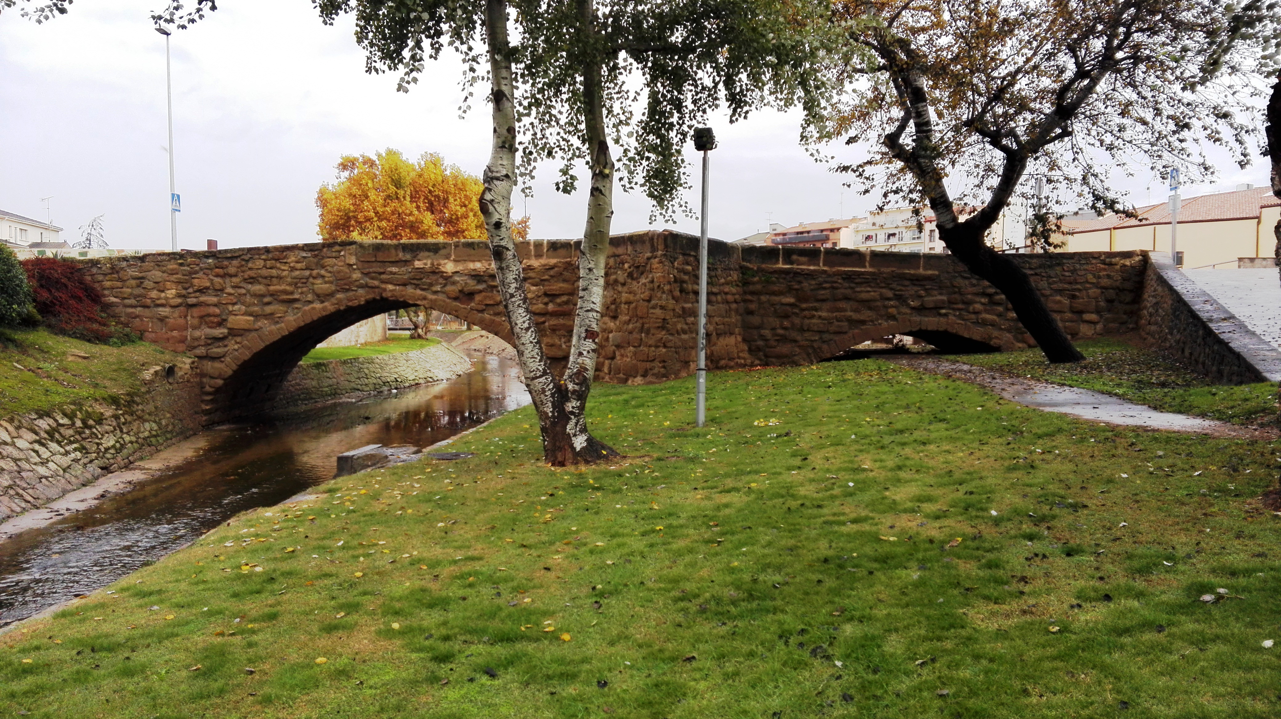 Apunt d’inici les obres de reobertura del segon ull del pont romànic d’Agramunt
