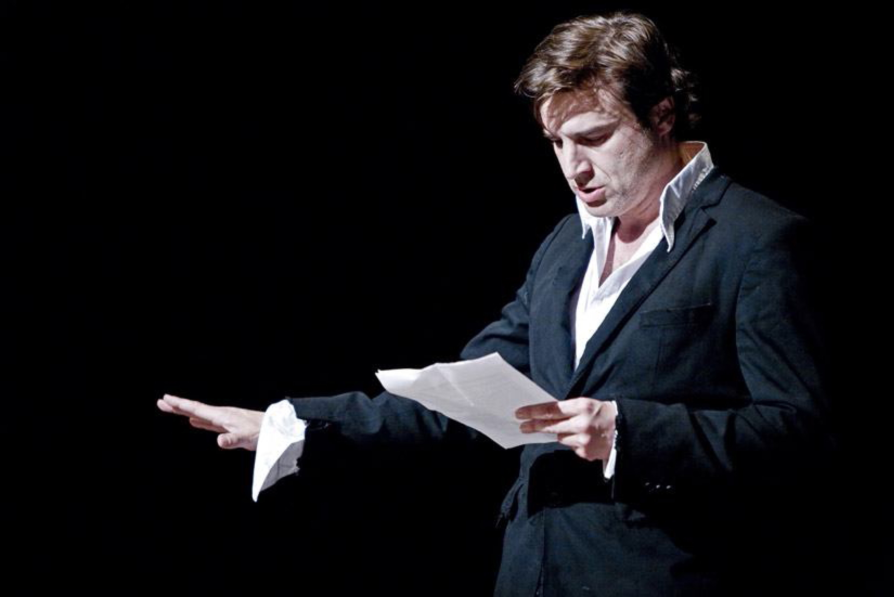 El popular actor Alberto San Juan porta dissabte a Tàrrega el seu monòleg en què ironitza sobre el capitalisme