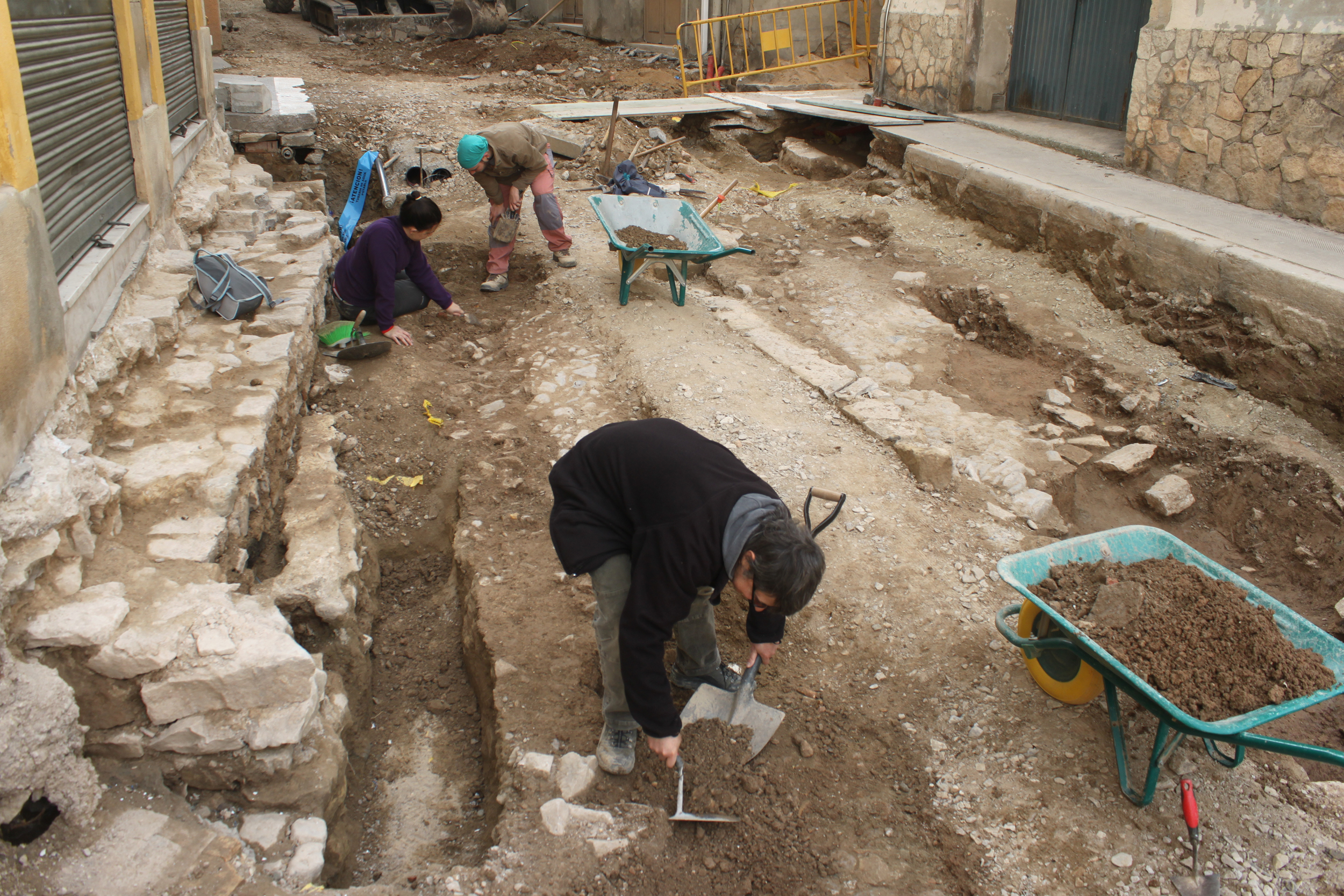 Tàrrega documenta les restes de l’antiga muralla medieval posades al descobert per les obres de reforma del carrer Urgell