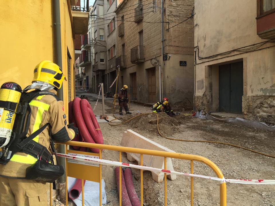 Els Bombers treballen en una fuita de gas que s’ha produït al carrer Urgell de Tàrrega