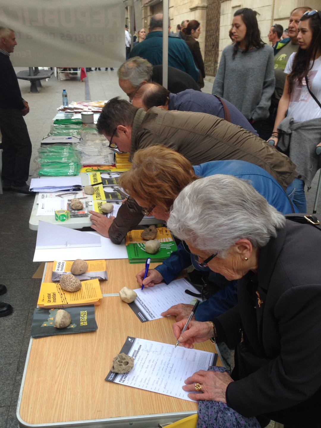 El Pacte Local de Tàrrega pel Referèndum recull més de 1.100 signatures per Sant Jordi
