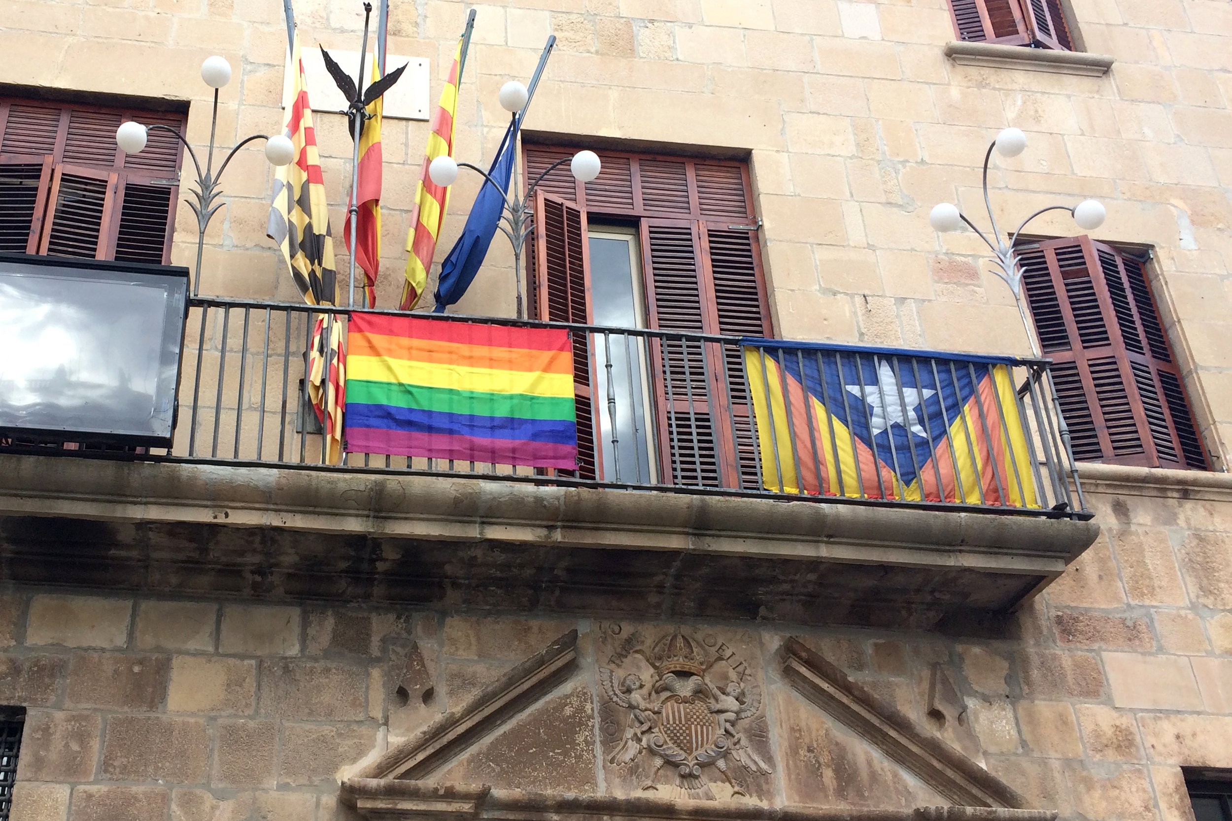 Tàrrega posa la bandera arc iris al balcó de l’Ajuntament a favor de la igualtat de tracte de les persones LGTBI
