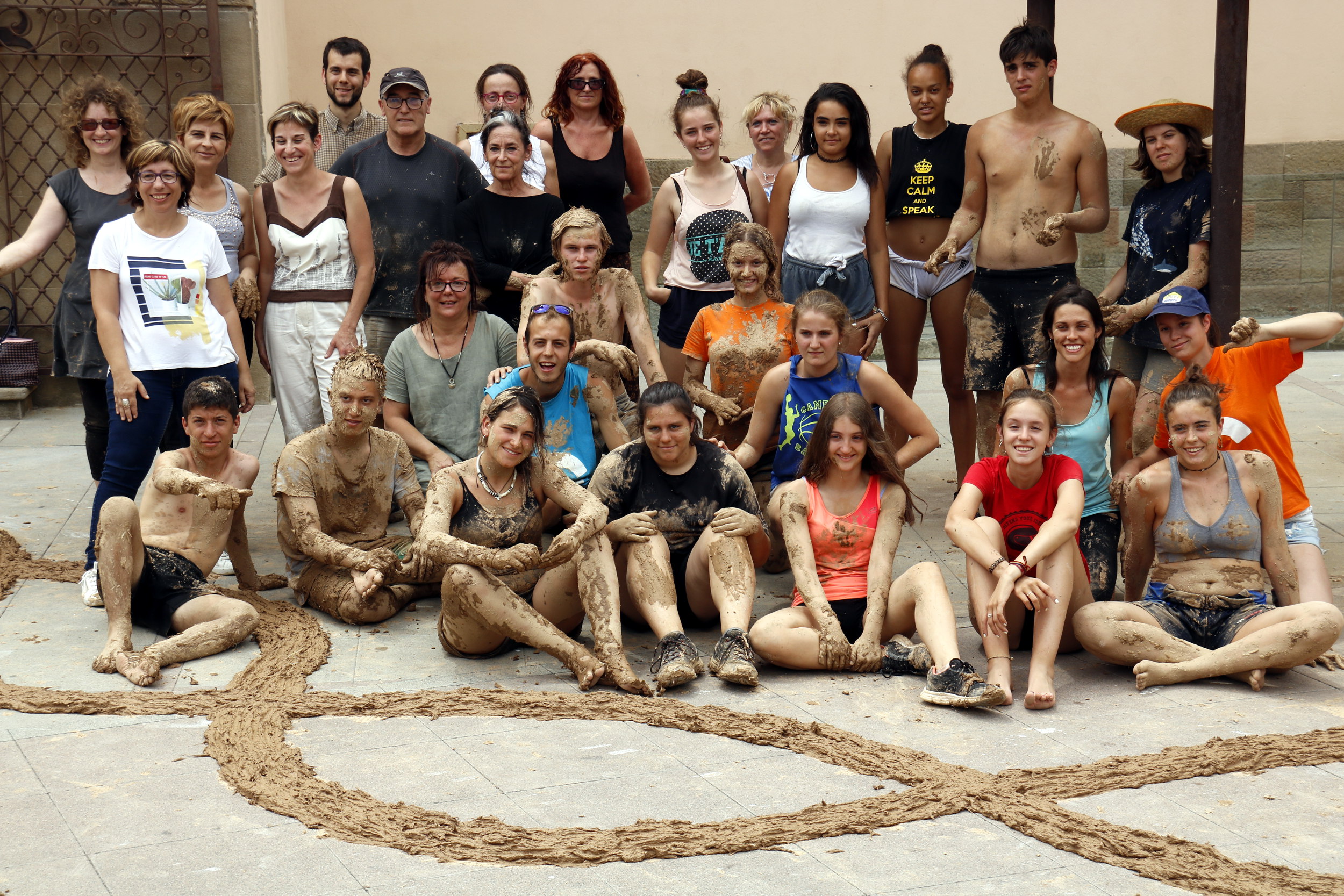 Construeixen un camí de tova que uneix les fundacions Guinovart i Viladot a Agramunt