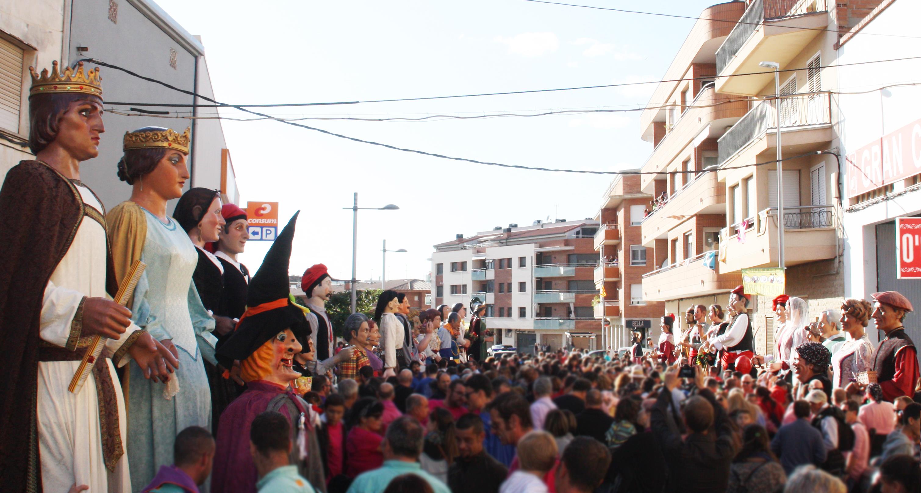 Bellpuig celebra una multitudinària Tracalada amb la participació de 24 colles geganteres