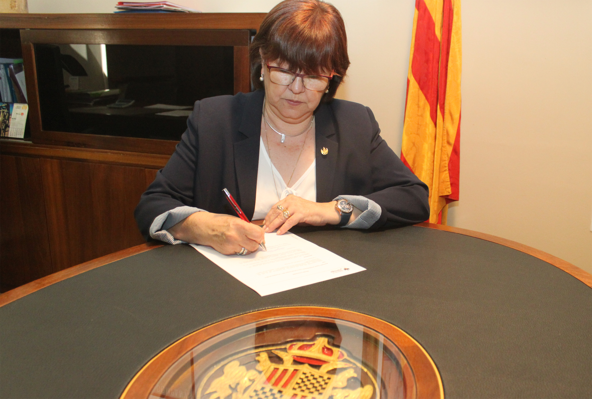 L’alcaldessa de Tàrrega signa el decret de suport al referèndum d’autodeterminació de l’1 d’octubre