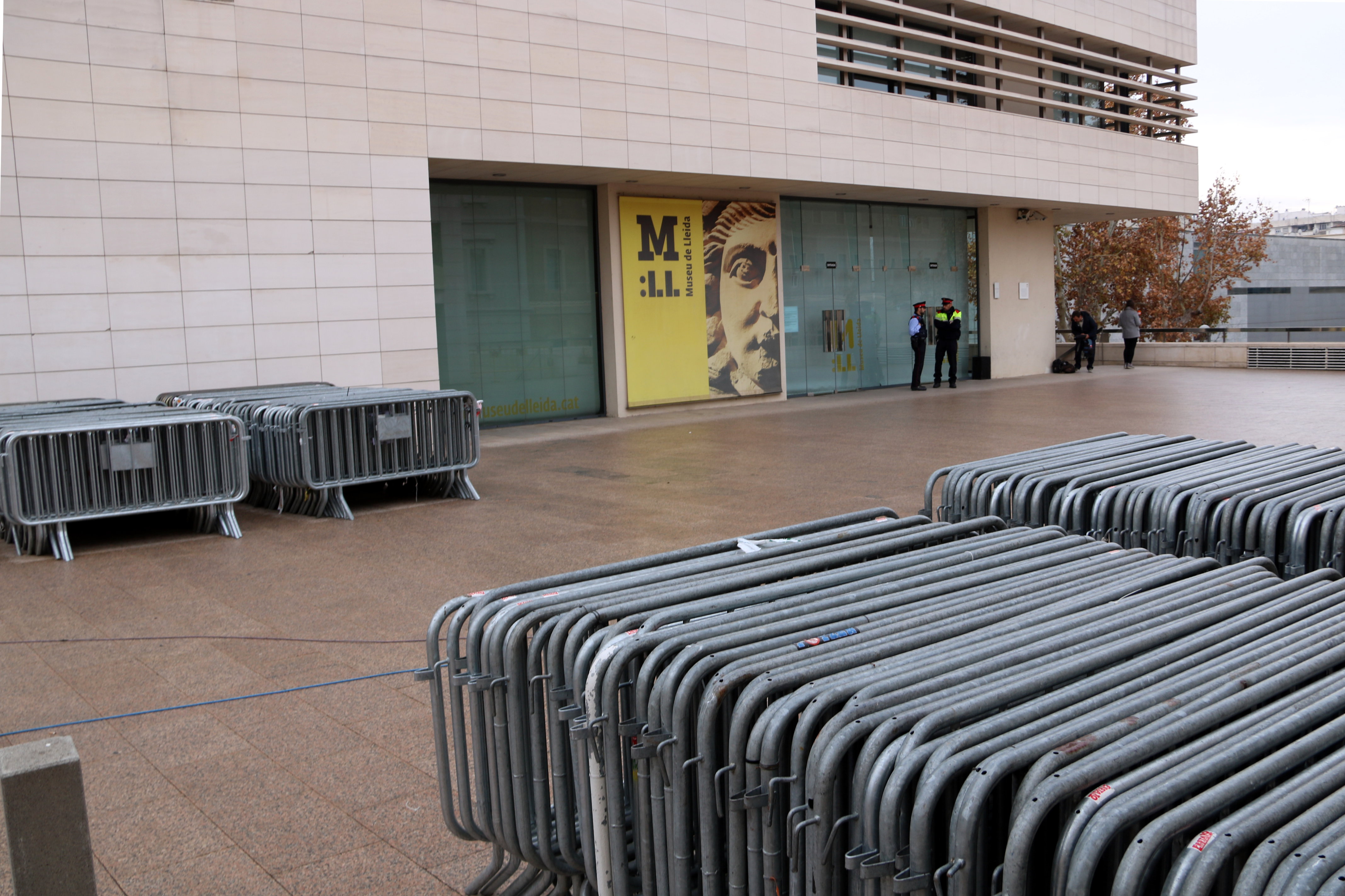 Presència policial i desenes de tanques davant del Museu de Lleida per l’imminent trasllat de les obres de Sixena