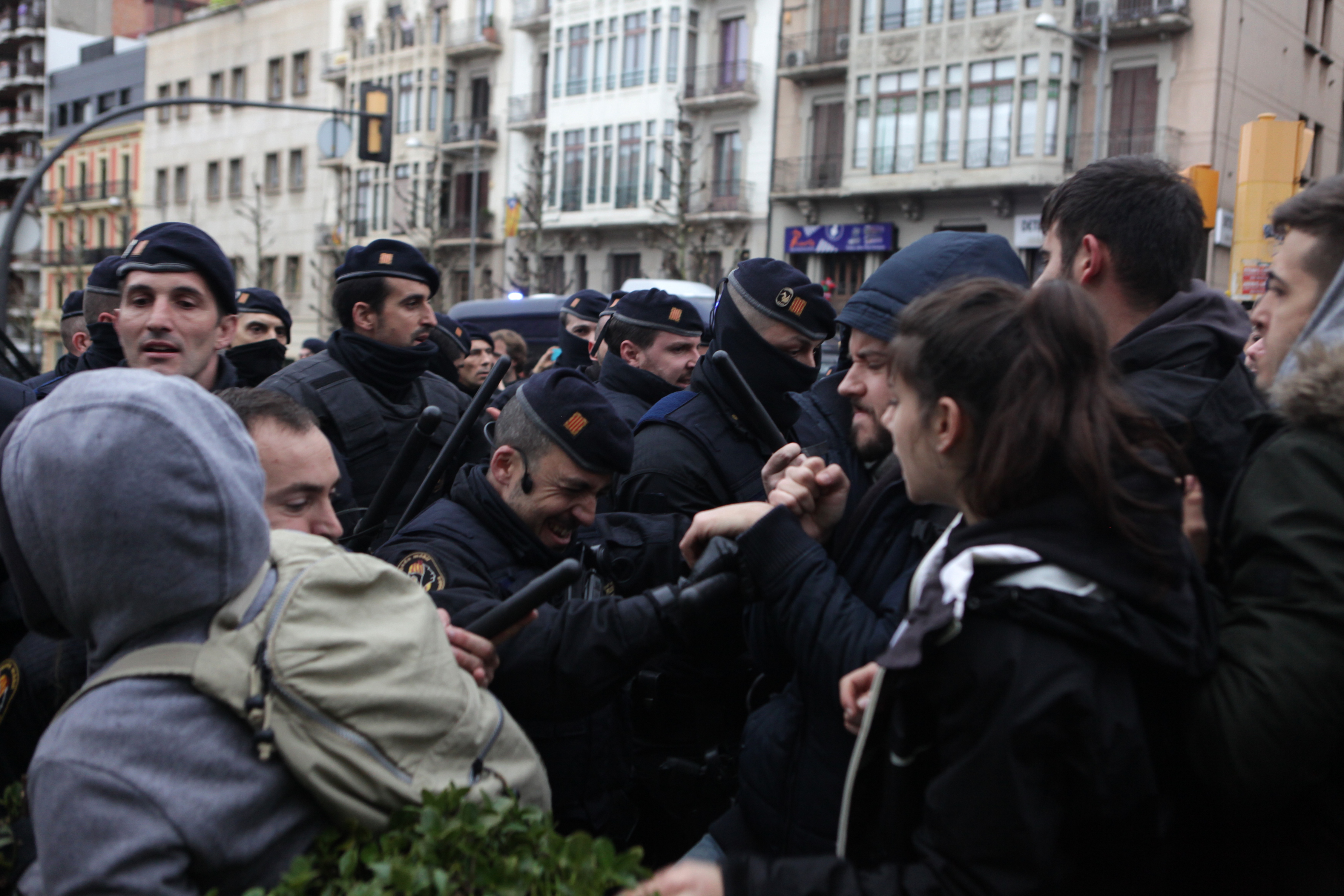 Tensió entre la policia i els manifestants a la porta del Museu de Lleida pel trasllat de les obres d’art a Sixena
