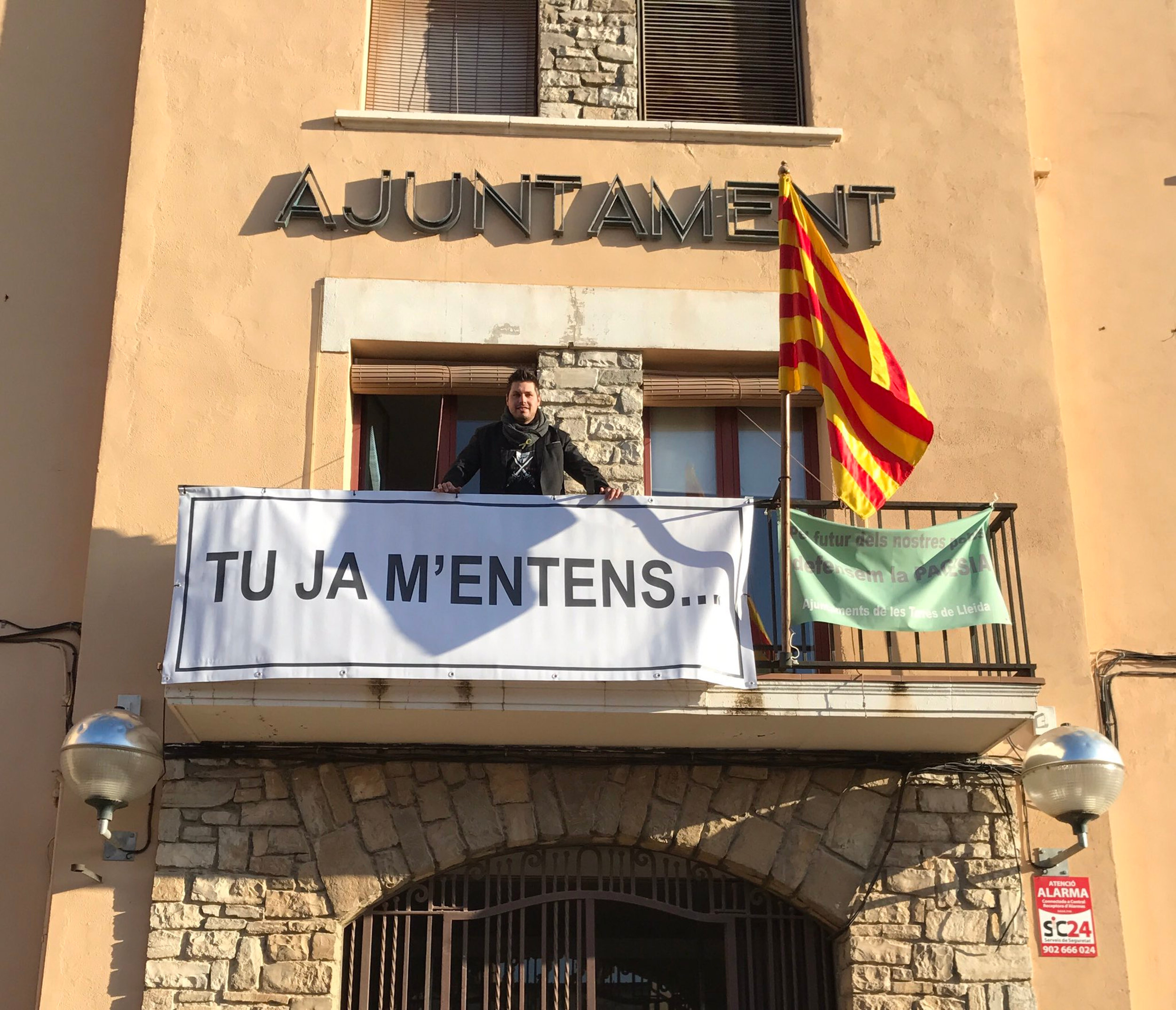L’Ajuntament de la Fuliola canvia una pancarta de suport als “presos polítics” per una amb el lema “Tu ja m’entens