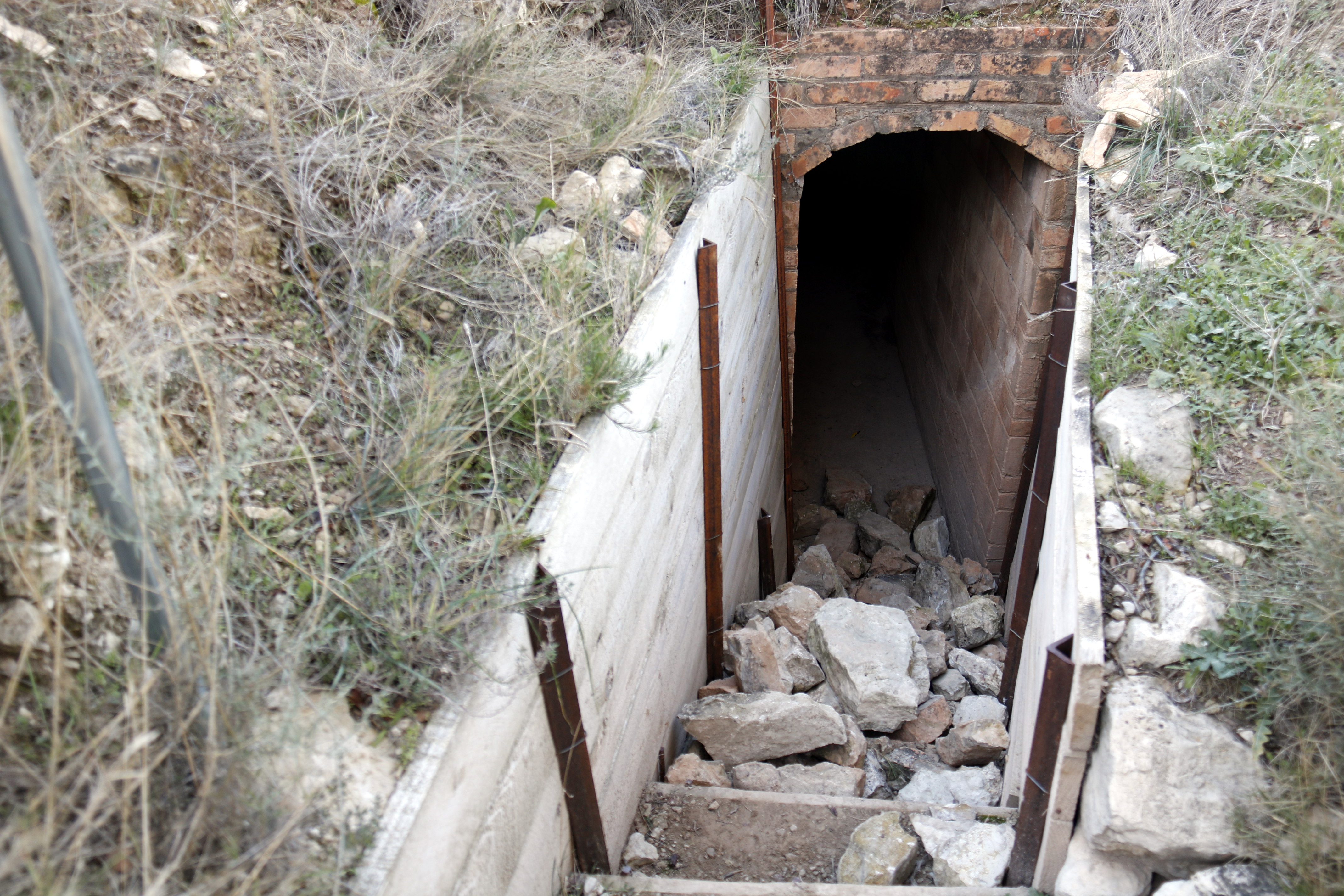 Uns vàndals fan destrosses a les trinxeres republicanes de la Guerra Civil de Montgai