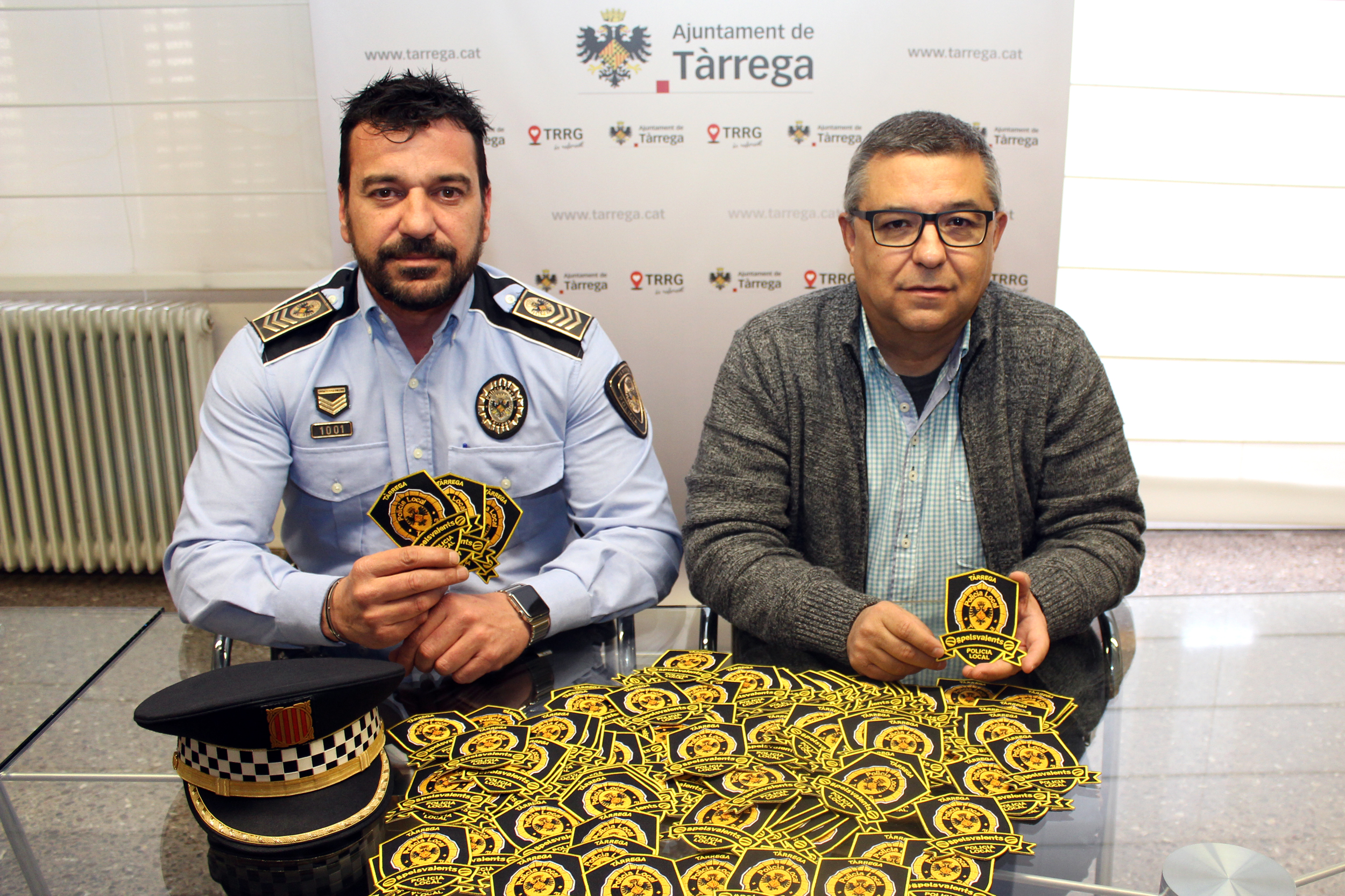 La Policia Local de Tàrrega se suma a la lluita contra el càncer infantil amb la venda d’escuts solidaris   