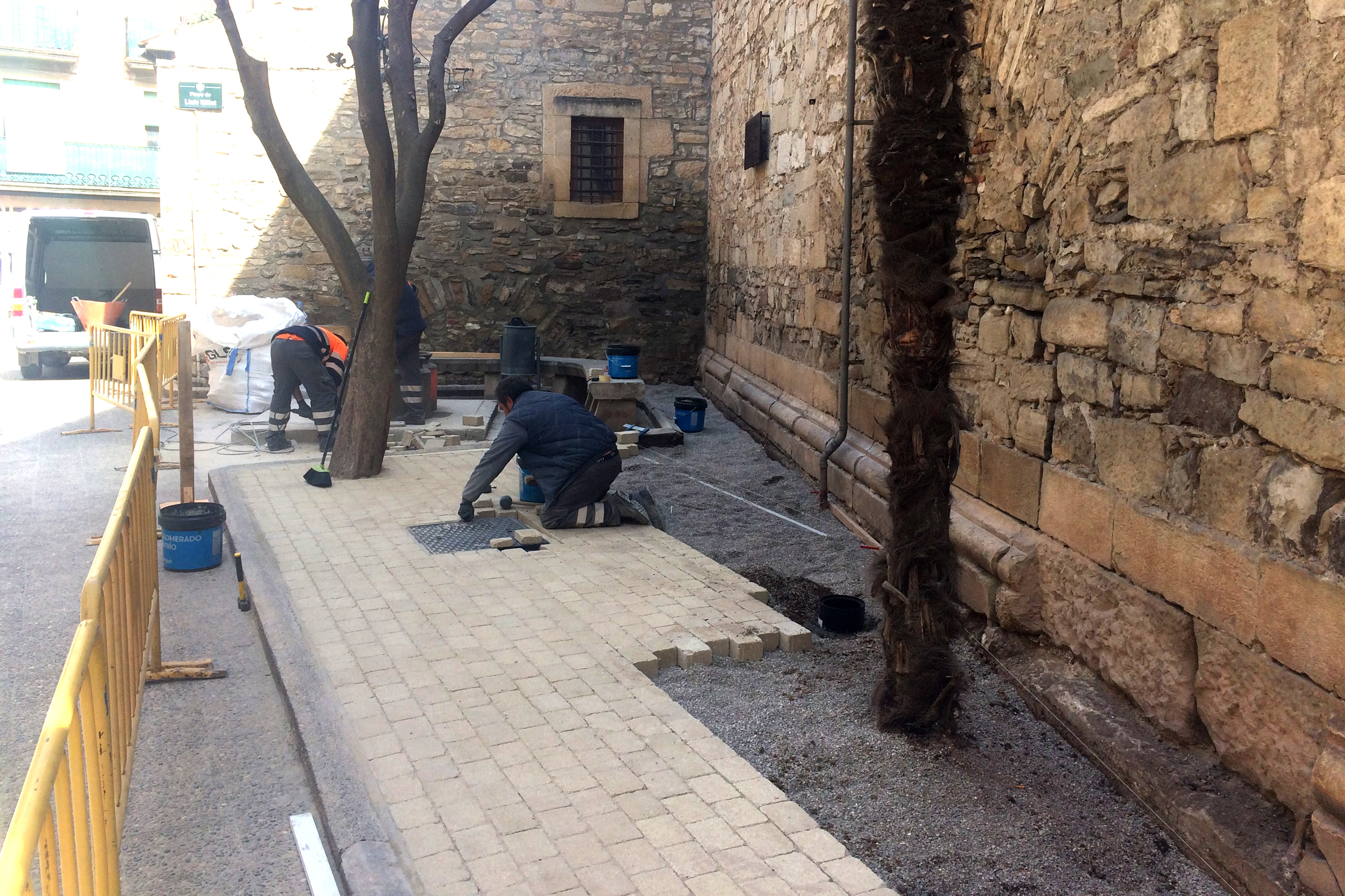 L’Ajuntament de Tàrrega du a terme treballs de millora a la plaça de Lluís Millet, vora l’Església Parroquial