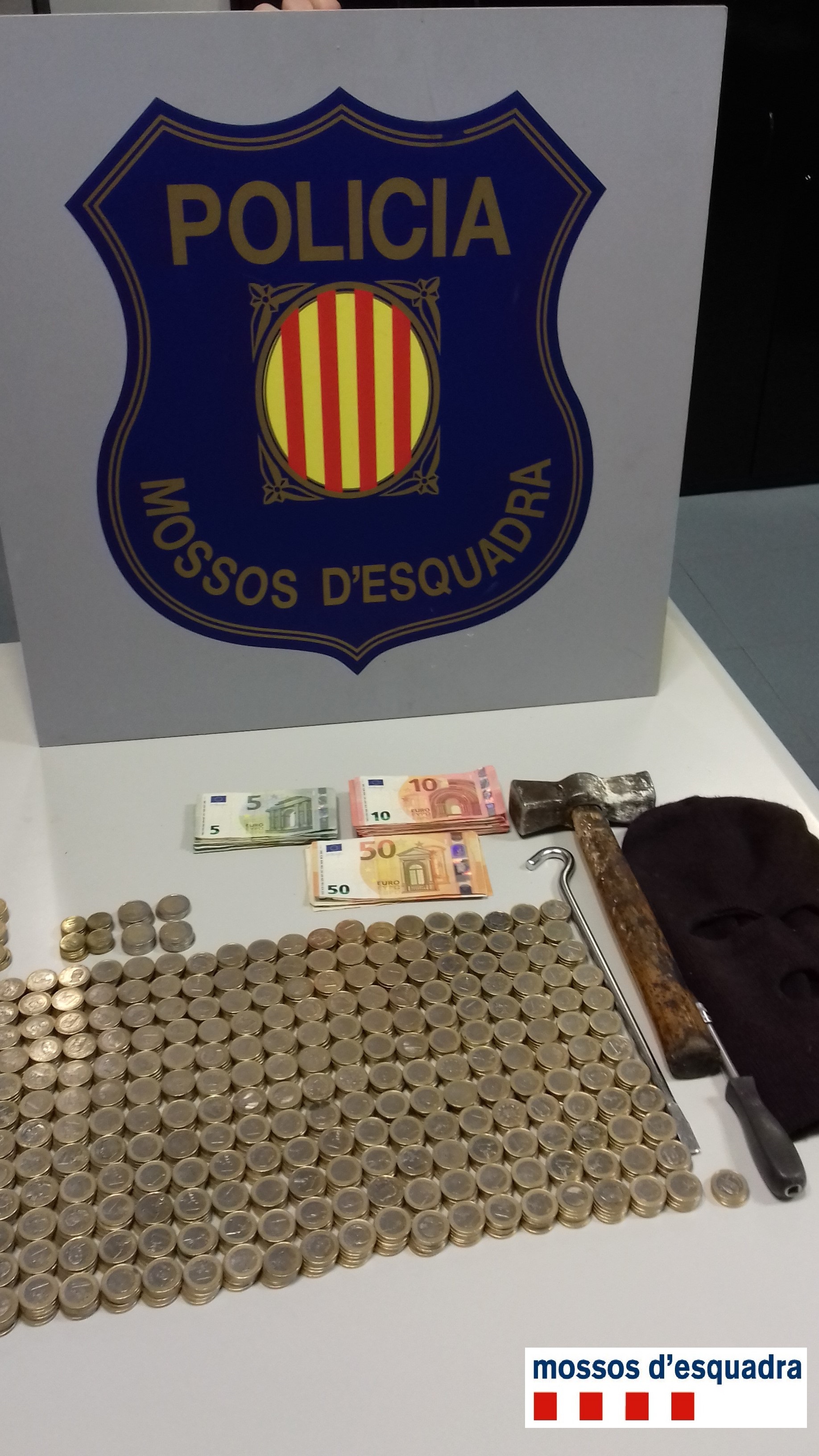 Els Mossos enxampen un lladre amagat en el fals sostre del bar on acabava de robar, a Cervera