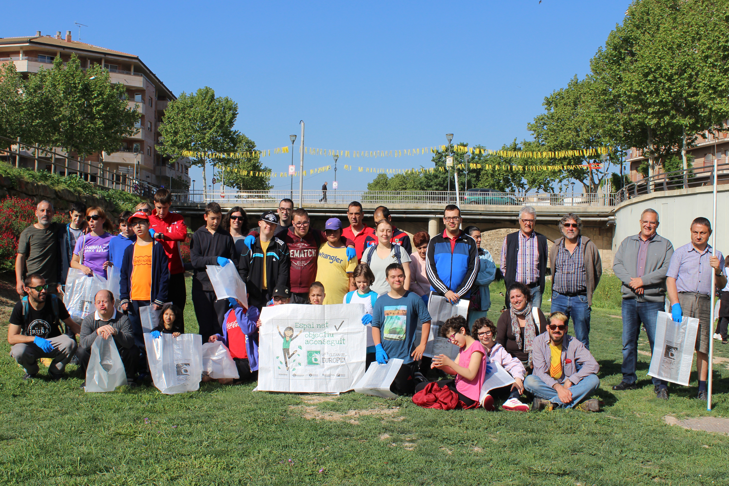 Acció de neteja mediambiental a Tàrrega amb voluntaris de l’Associació Alba