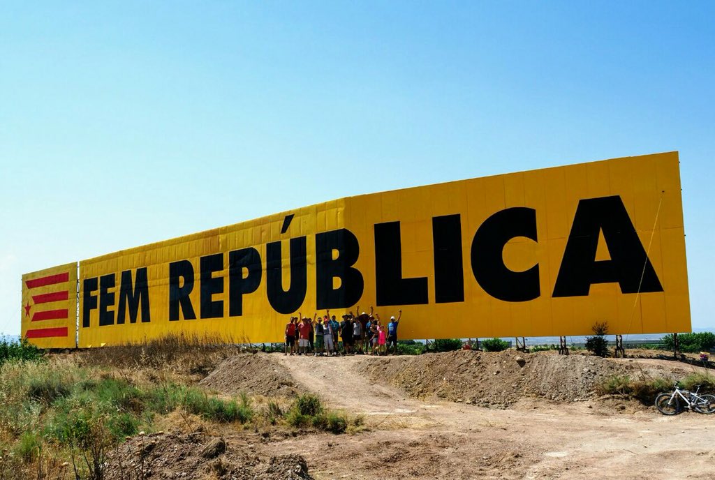 El mural de Bellpuig ja torna a lluir amb el lema ‘Fem República’ després de ser atacat per espanyolistes