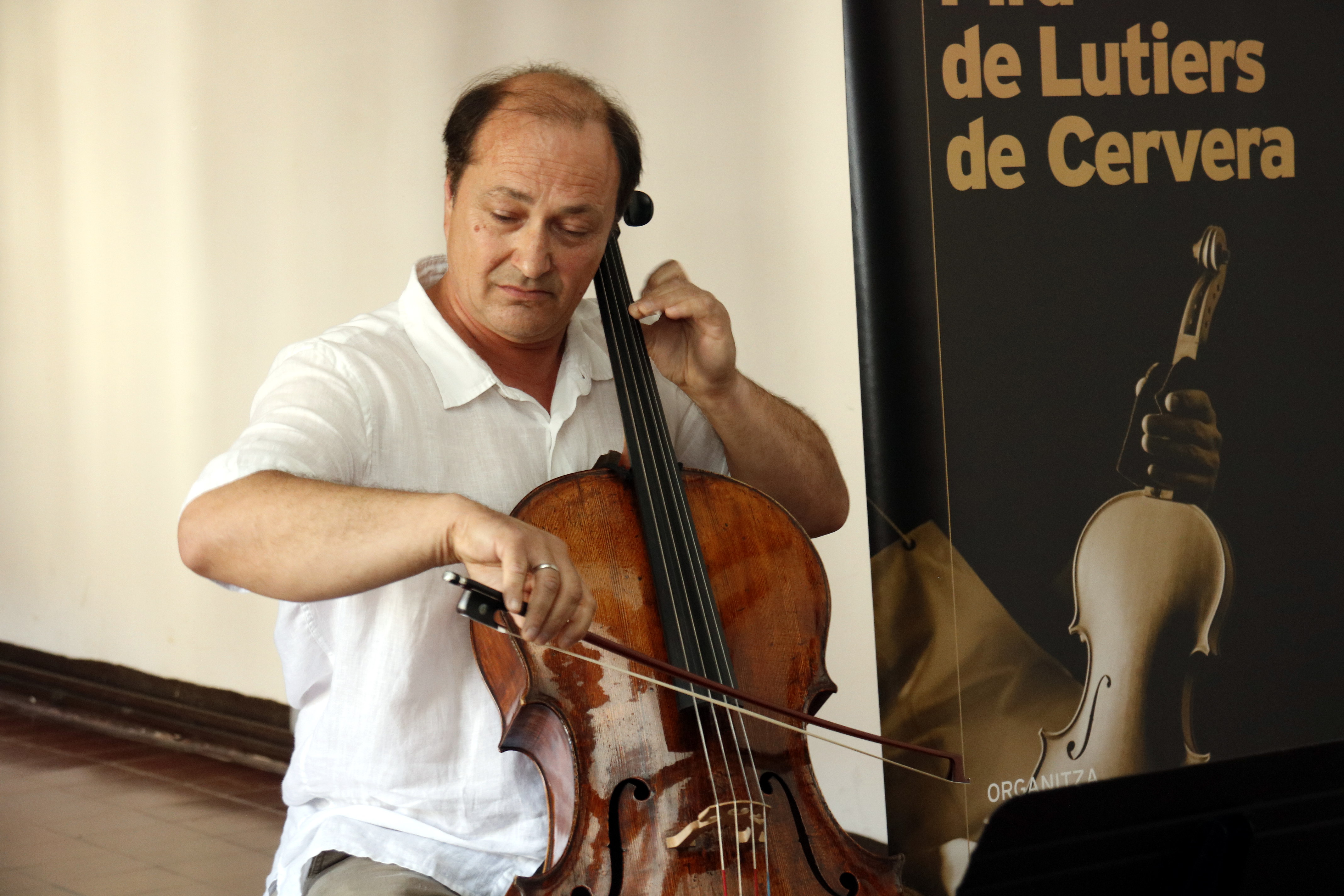 Cervera acull la XV Fira de Lutiers dedicada enguany al violoncel
