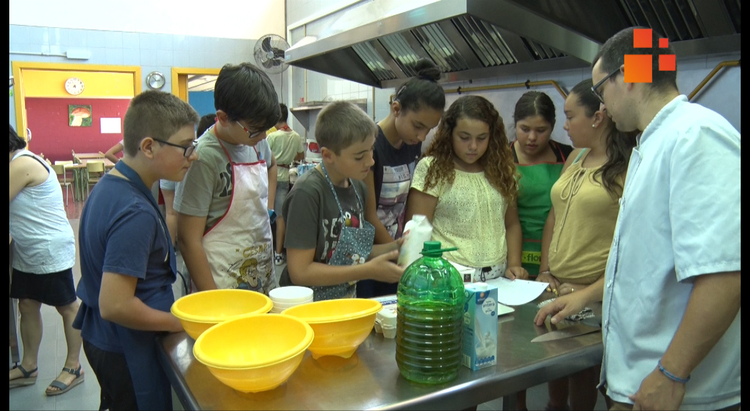 Joves de Tàrrega participen en un taller de cuina organitzat per la Regidoria de Joventut