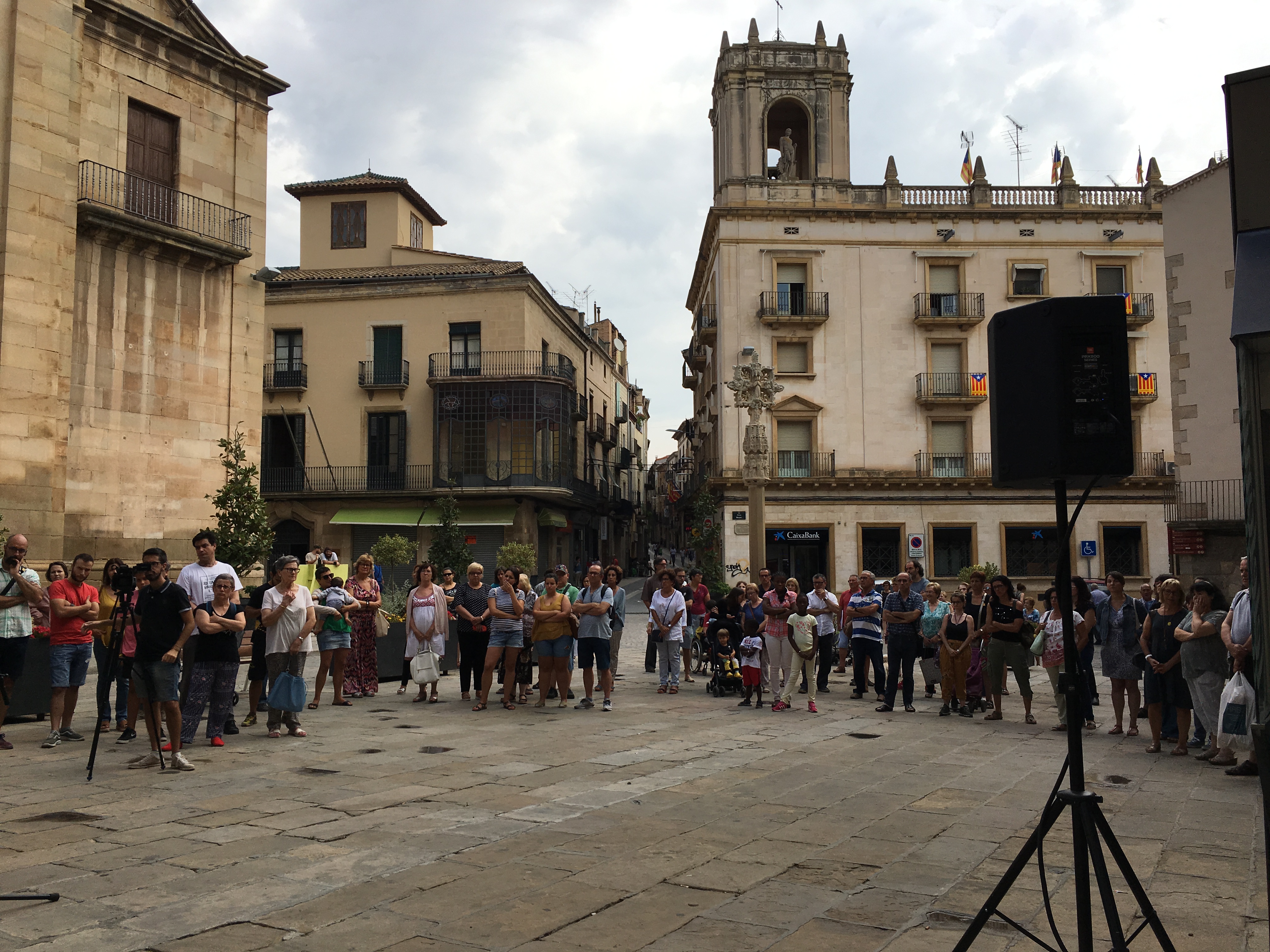 Tàrrega recorda les víctimes dels atemptats de Barcelona i Cambrils fent 5 minuts de silenci a la plaça Major