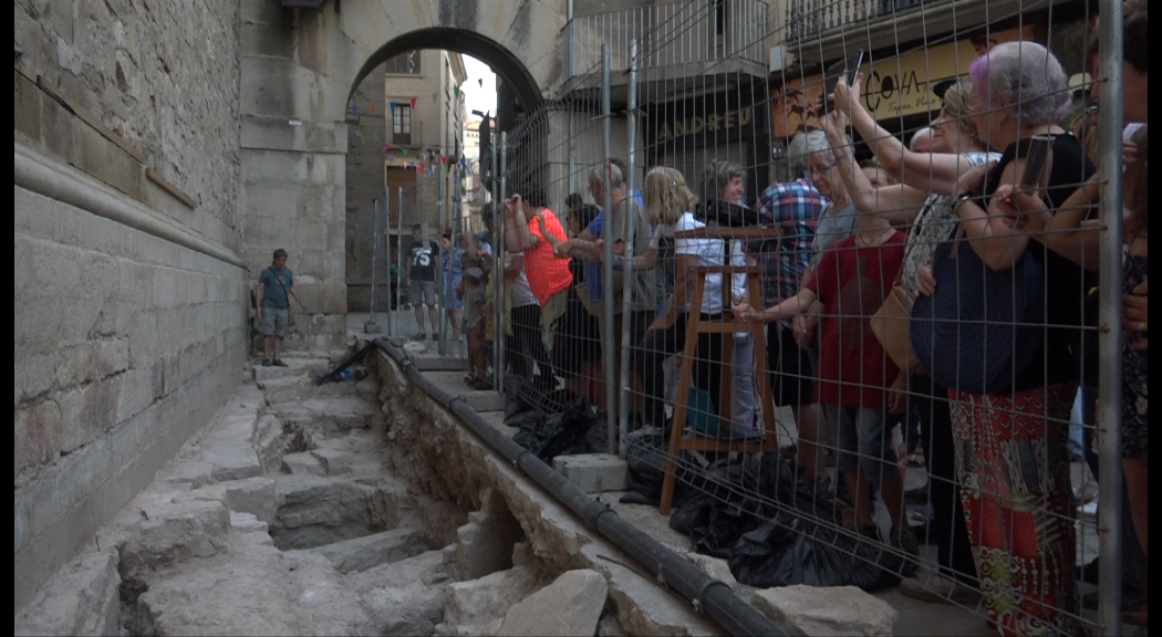 L’excavació arqueològica a la plaça Major de Tàrrega posa al descobert valuoses troballes com plats decorats dels segles XVI i XVII