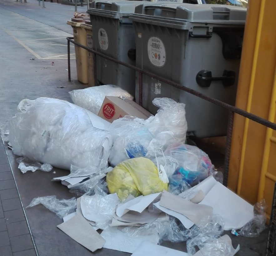 Sanció a un establiment comercial de Tàrrega per deixar residus de plàstic i cartró abocats de forma incívica a la via pública