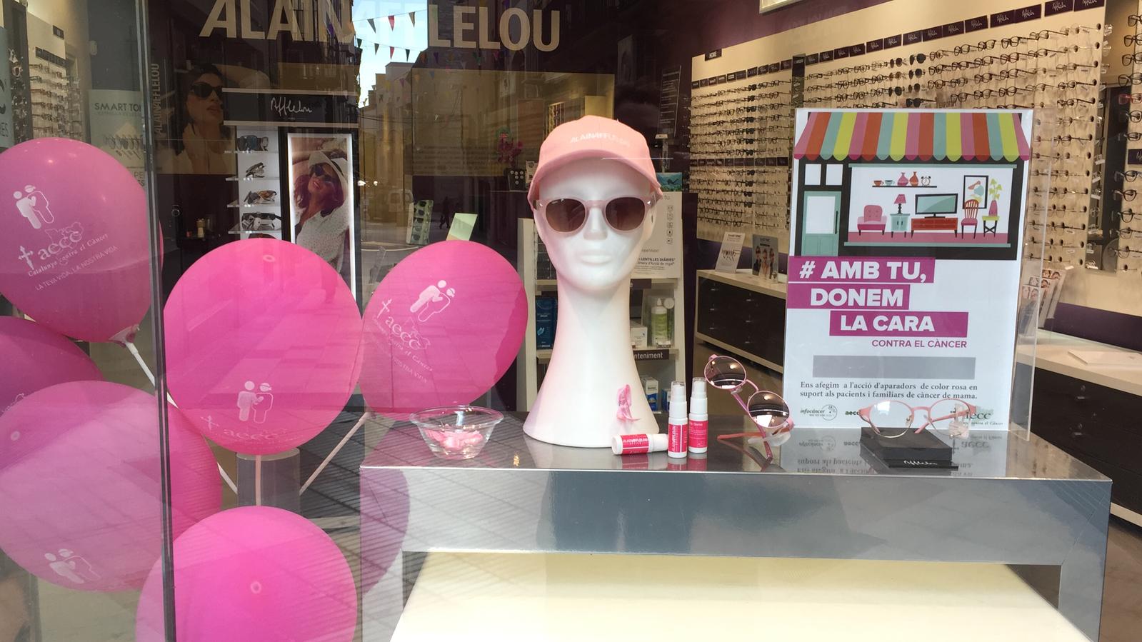 35 comerços de Tàrrega fan visible el color rosa en els seus aparadors en el “Dia Mundial del Càncer de Mama”