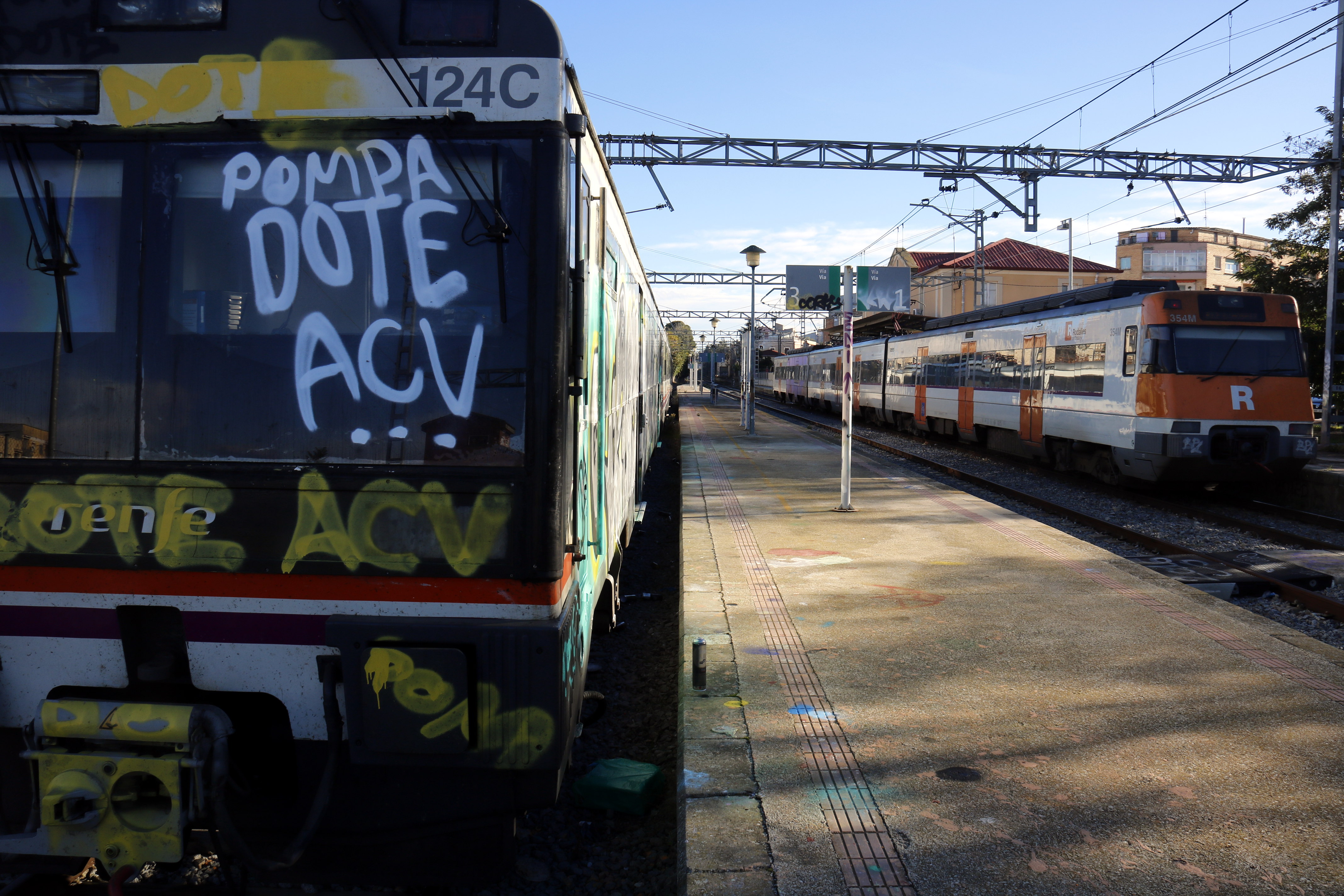 Un tren de Rodalies no pot sortir de Cervera perquè uns grafiters han pintat la cabina del maquinista