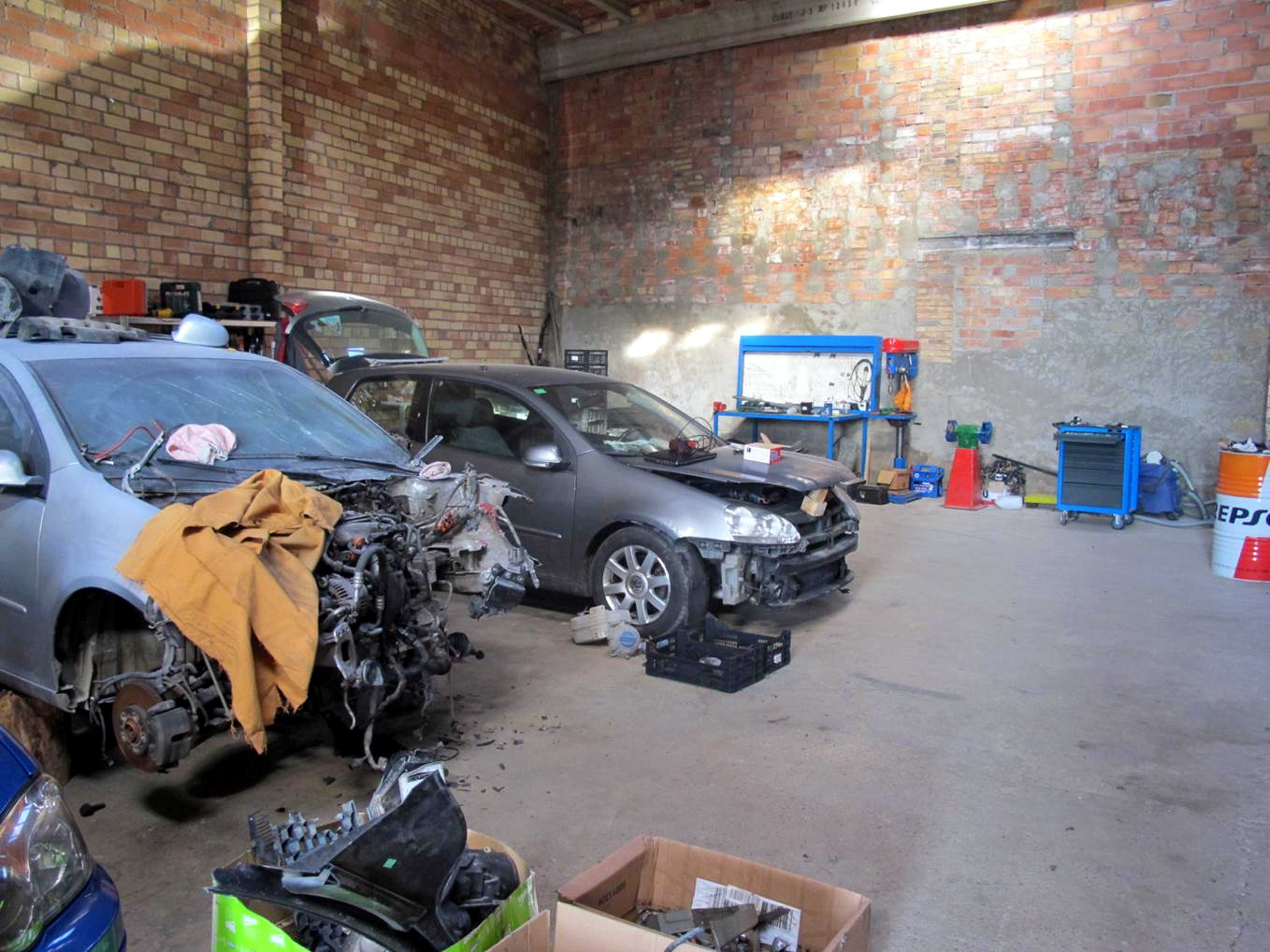 Denuncien el responsable d’un taller il·legal de la Segarra que reparava vehicles amb peces de desguàs
