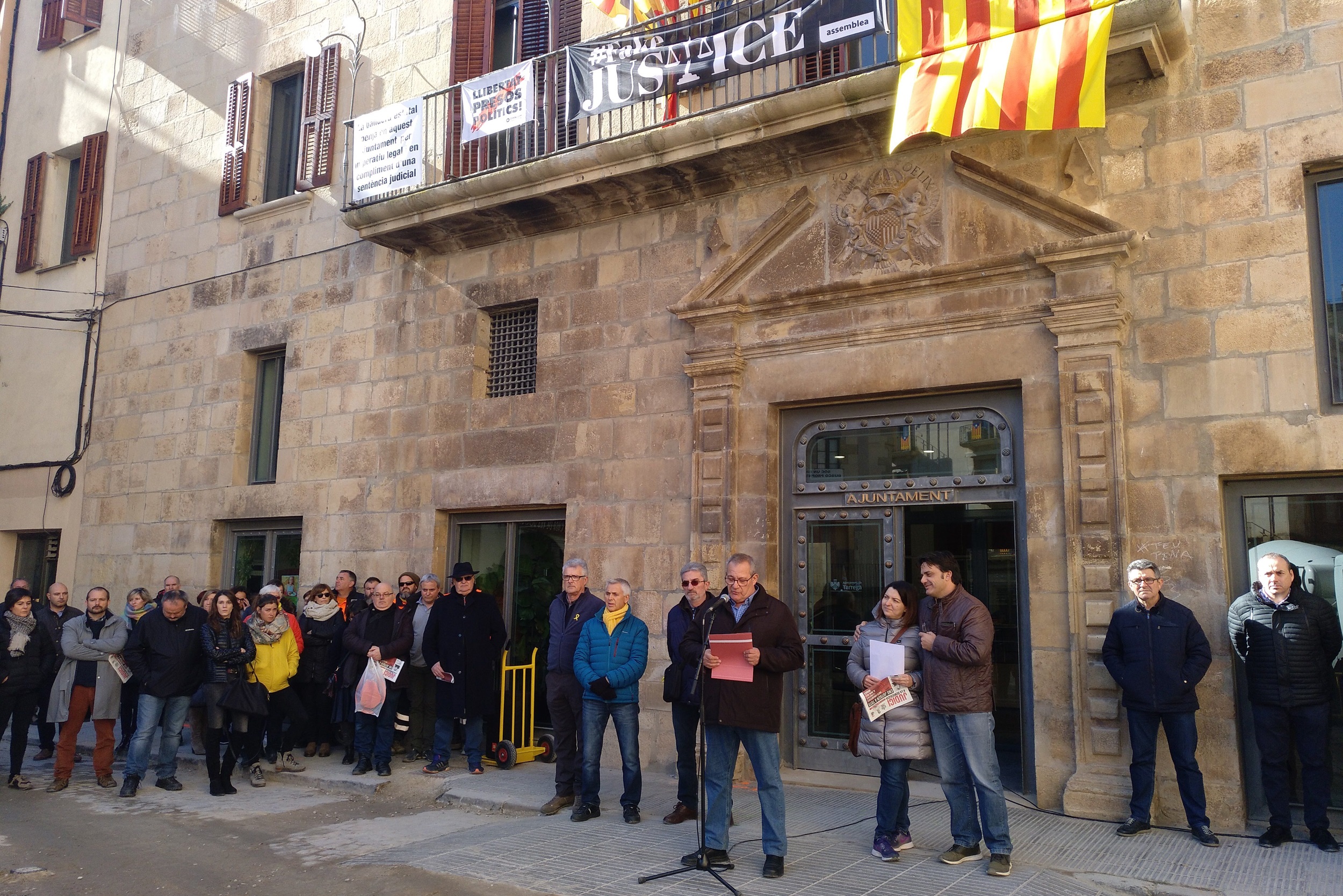 Concentració a la plaça major de Tàrrega amb motiu de l’inici del judici als presos polítics catalans