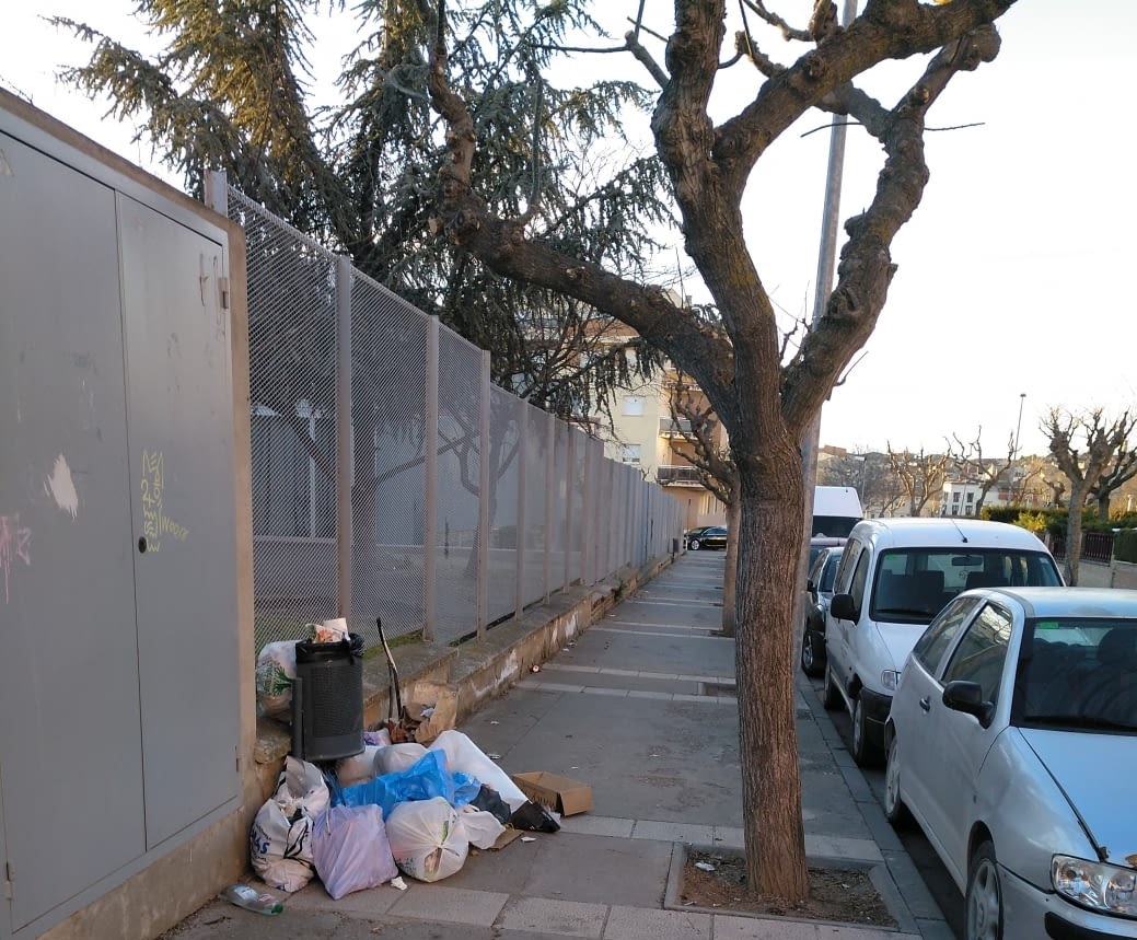 Veïns del barri de la Plana de Tàrrega protesten per la nova ubicació dels contenidors d’escombraries deixant la brossa al terra
