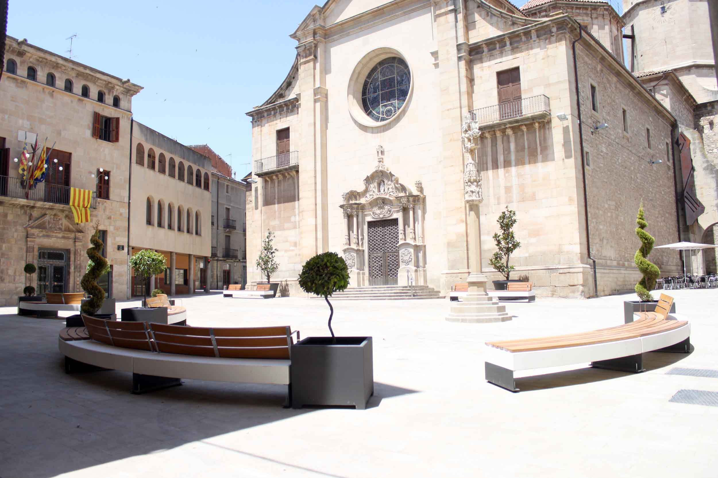 La plaça Major de Tàrrega llueix nou mobiliari urbà