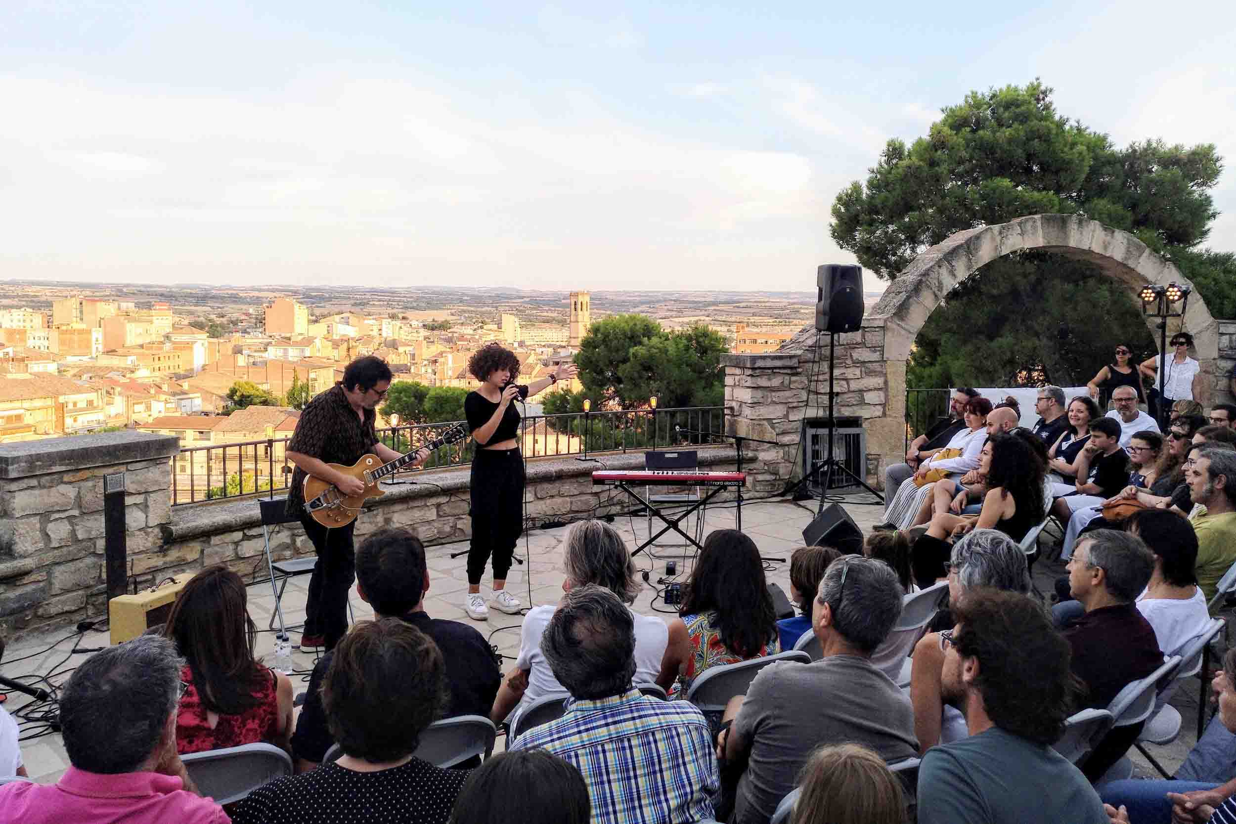 Paula Valls encisa el públic en el primer concert de “Terrats en Cultura” a Tàrrega, celebrat a la miranda del Parc de Sant Eloi