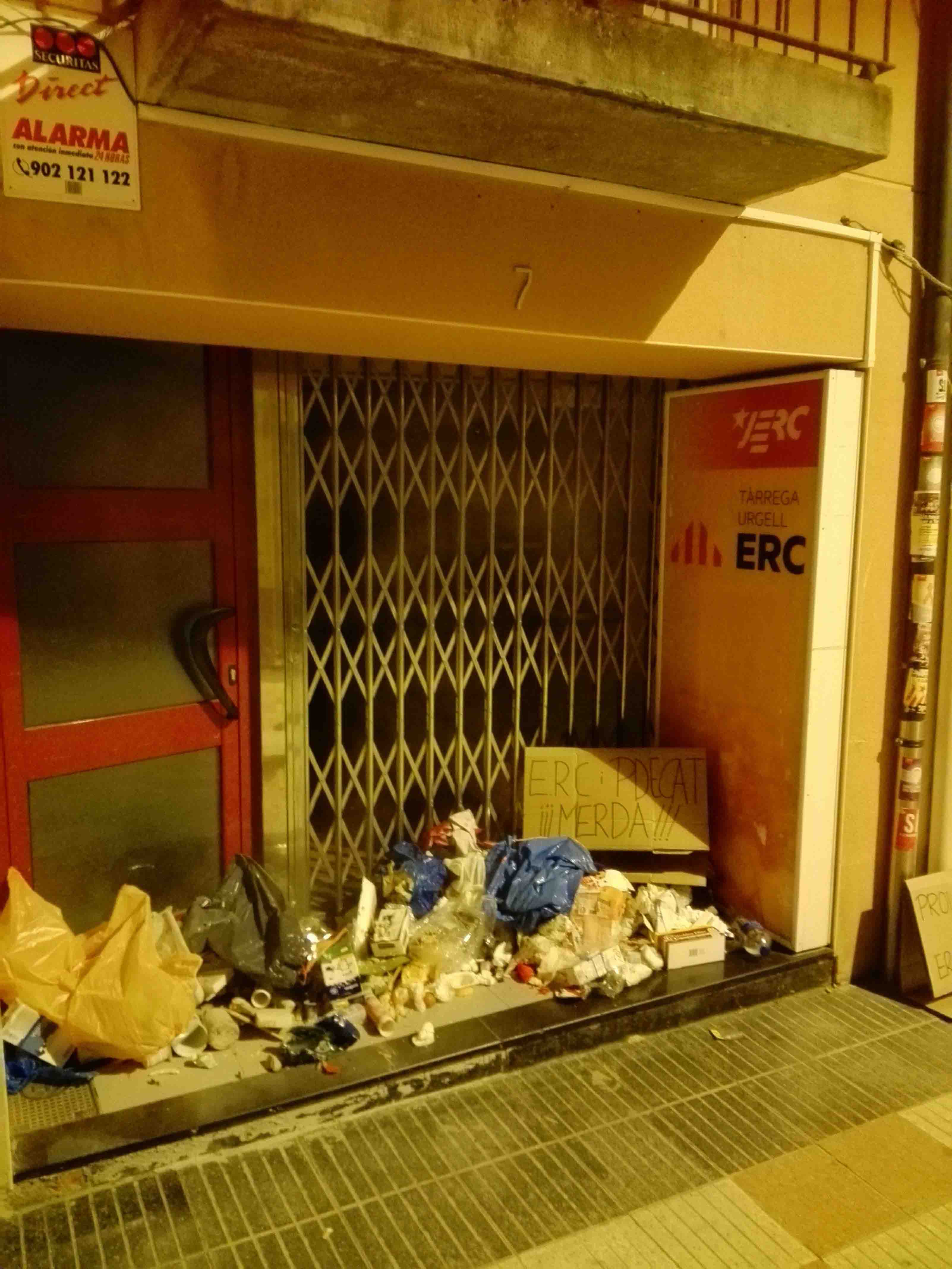 Els CDR llancen escombraries davant de seus d’ERC i del PDeCAT de diverses localitats i de consells comarcals