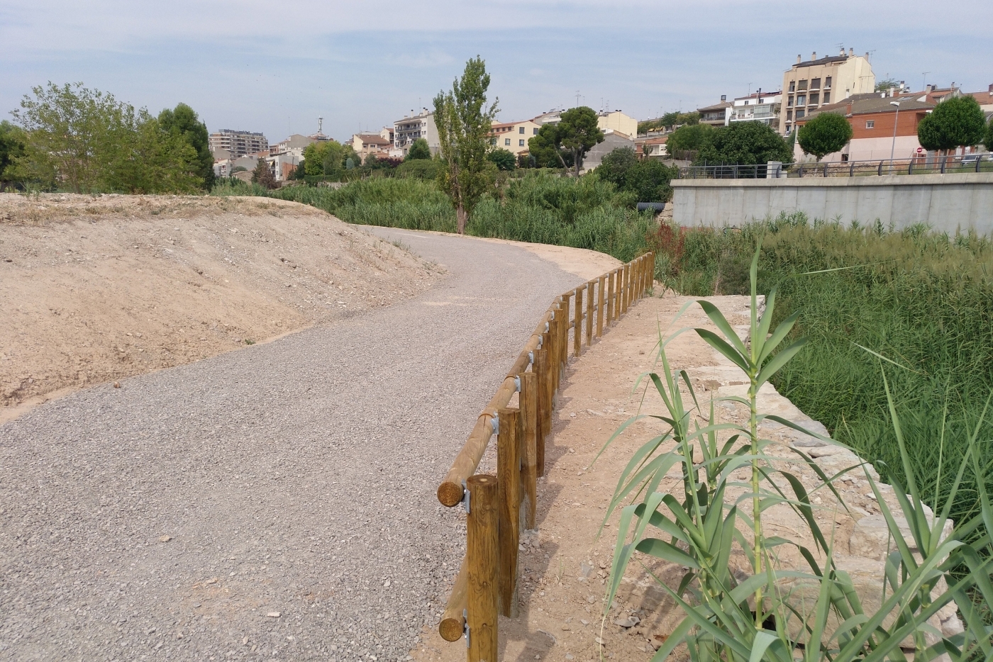 L’Ajuntament de Tàrrega ultima els treballs per habilitar un nou espai de passeig vora la riba del riu Ondara