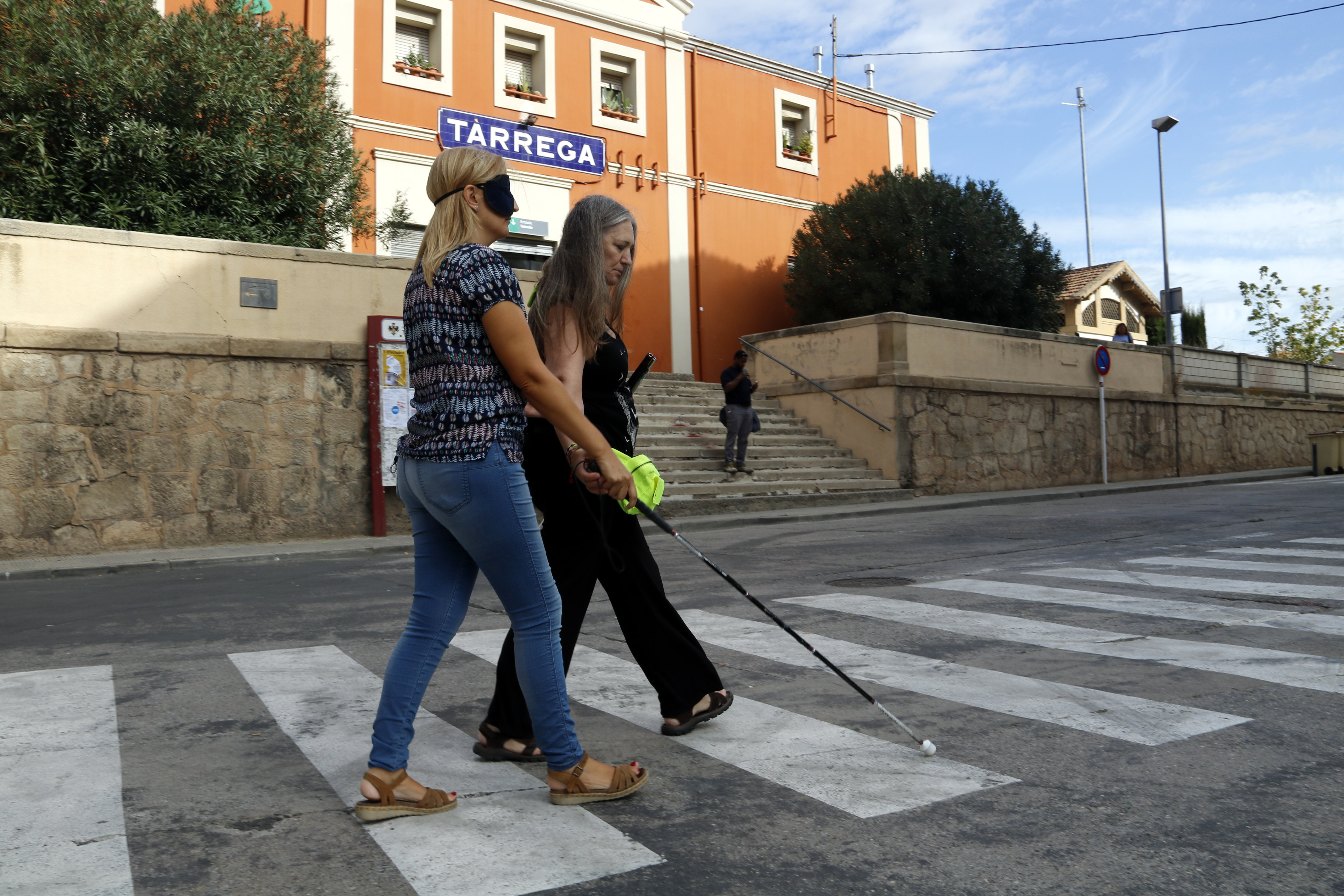 Tècnics municipals i polítics de Tàrrega es posen a la pell de persones amb discapacitats per fer una diagnosi dels obstacles urbans