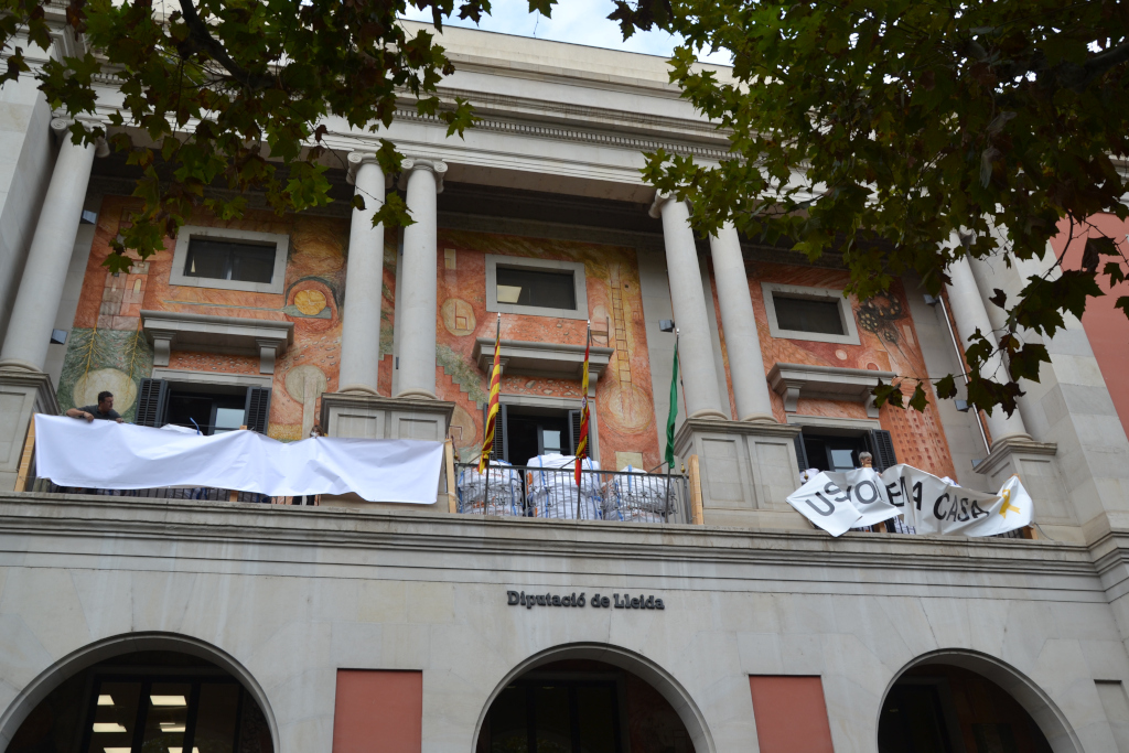 La Diputació col·loca una pancarta en blanc a la façana del Palau